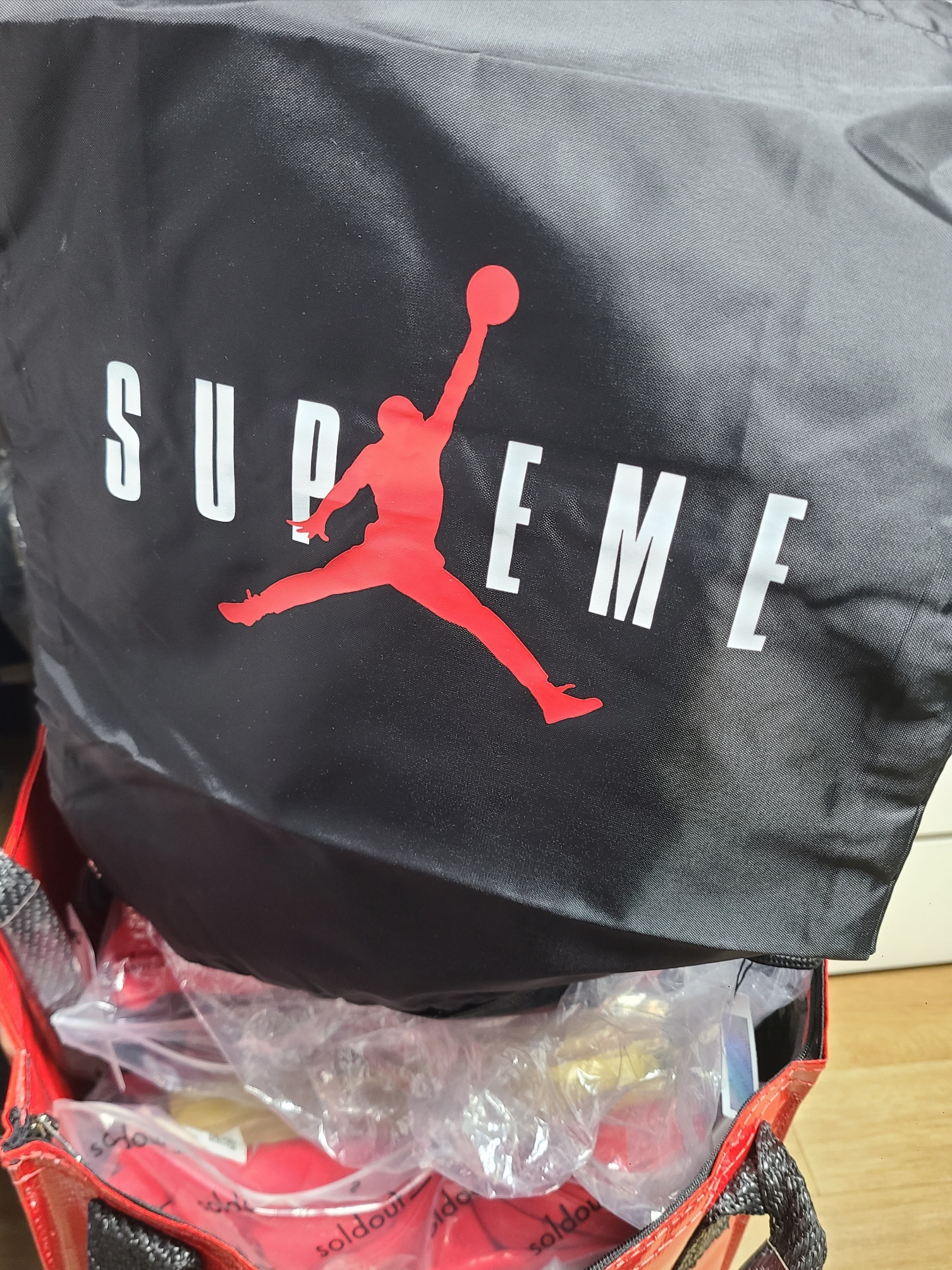 Supreme x Jordan Drawstring Bag Black - 24FW, Supreme x Hulken Rolling Tote Bag Red - 24FW 착용 스타일 - 1