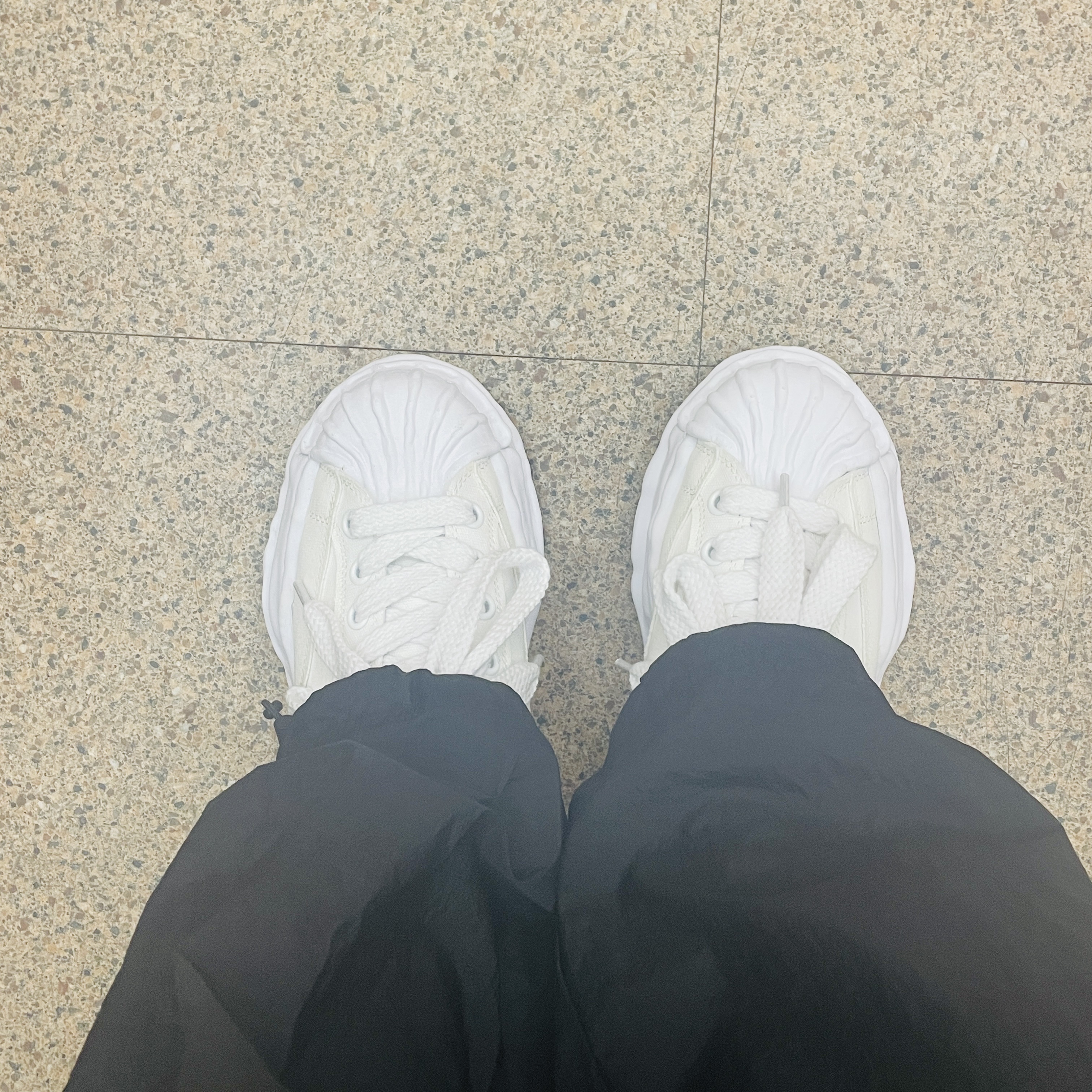 Maison Mihara Yasuhiro Blakey OG Sole Canvas Low-top Sneakers White 착용 스타일 - 2