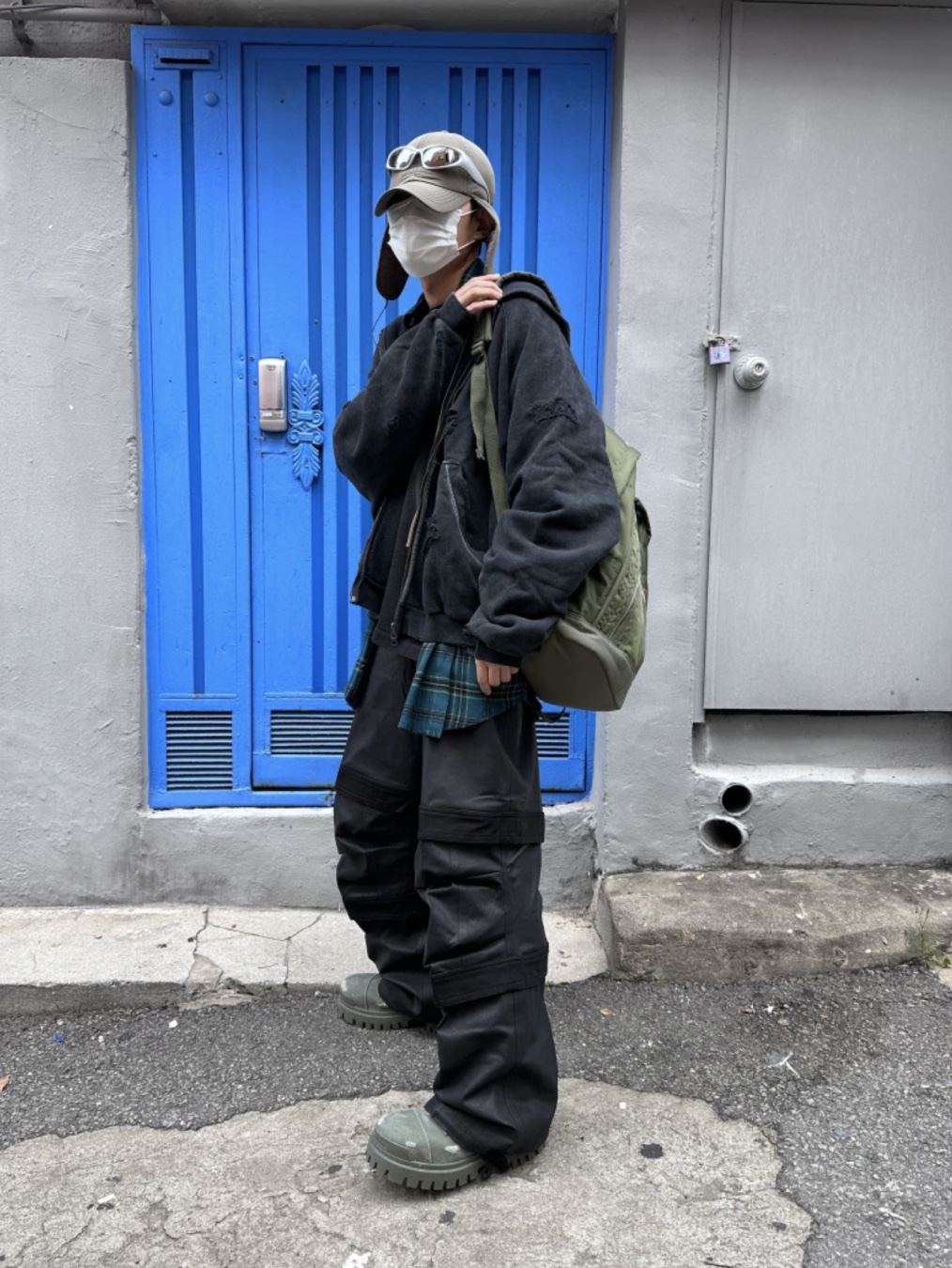 Stussy Basic Stussy Zip Hoodie Black 2023, Nonnod x Shinsegae Distressed Zip-Up Hoodie Washed Black 착용 스타일 - 3