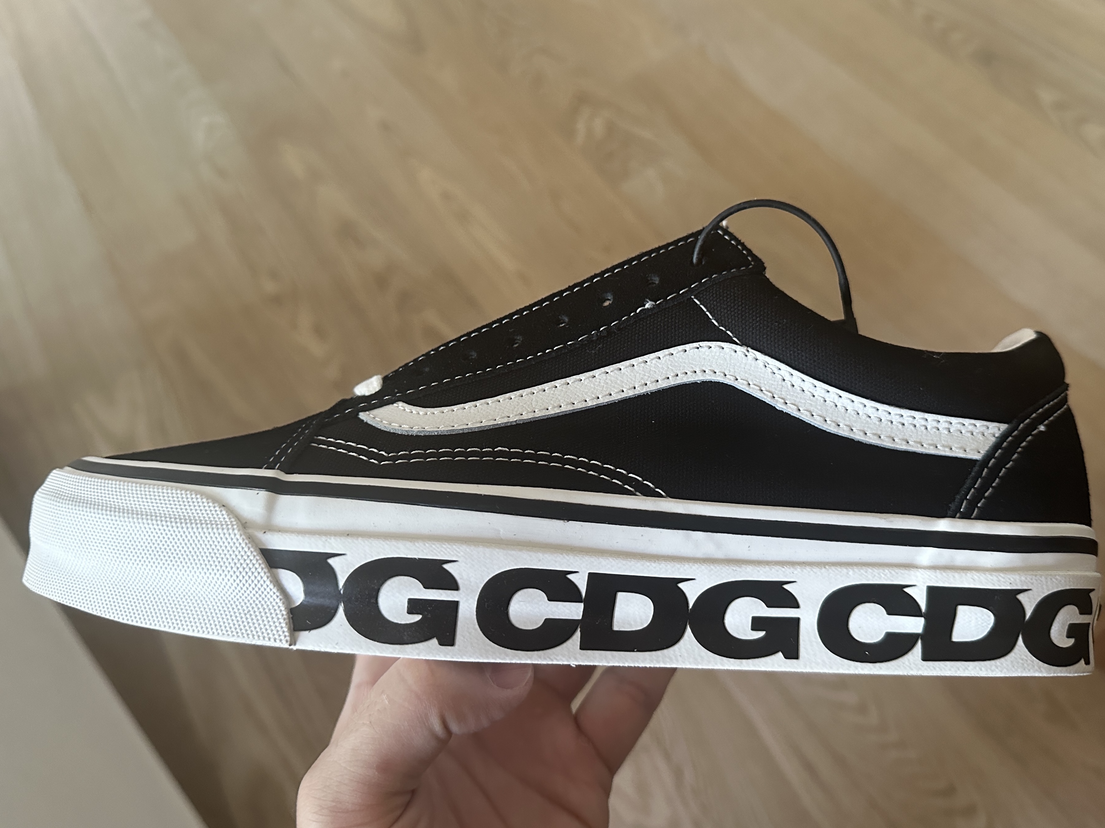 Vans x CDG OTW Old Skool Black 착용 스타일 - 2