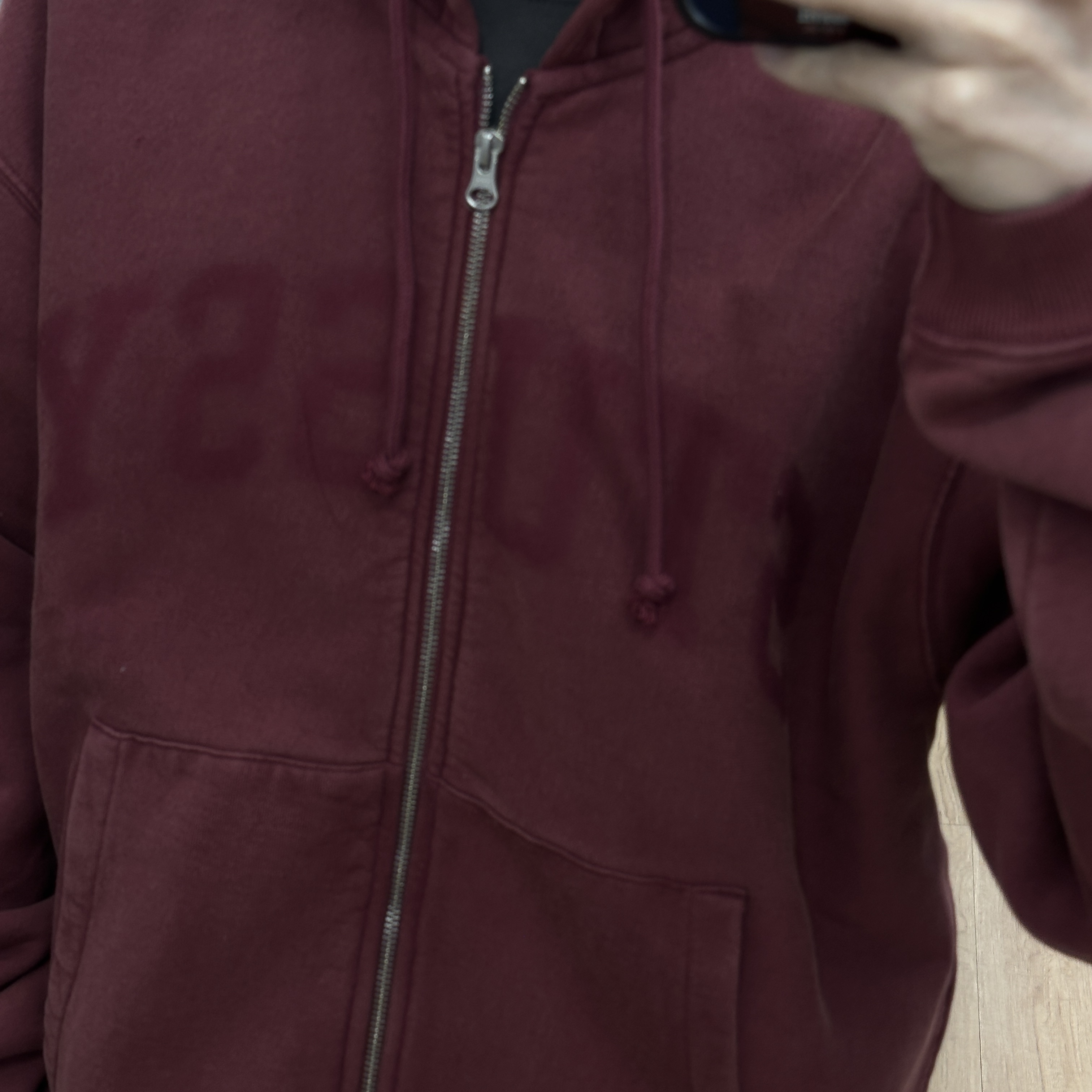 Stussy Faded Graphic Zip Hoodie Burgundy 착용 스타일 - 3