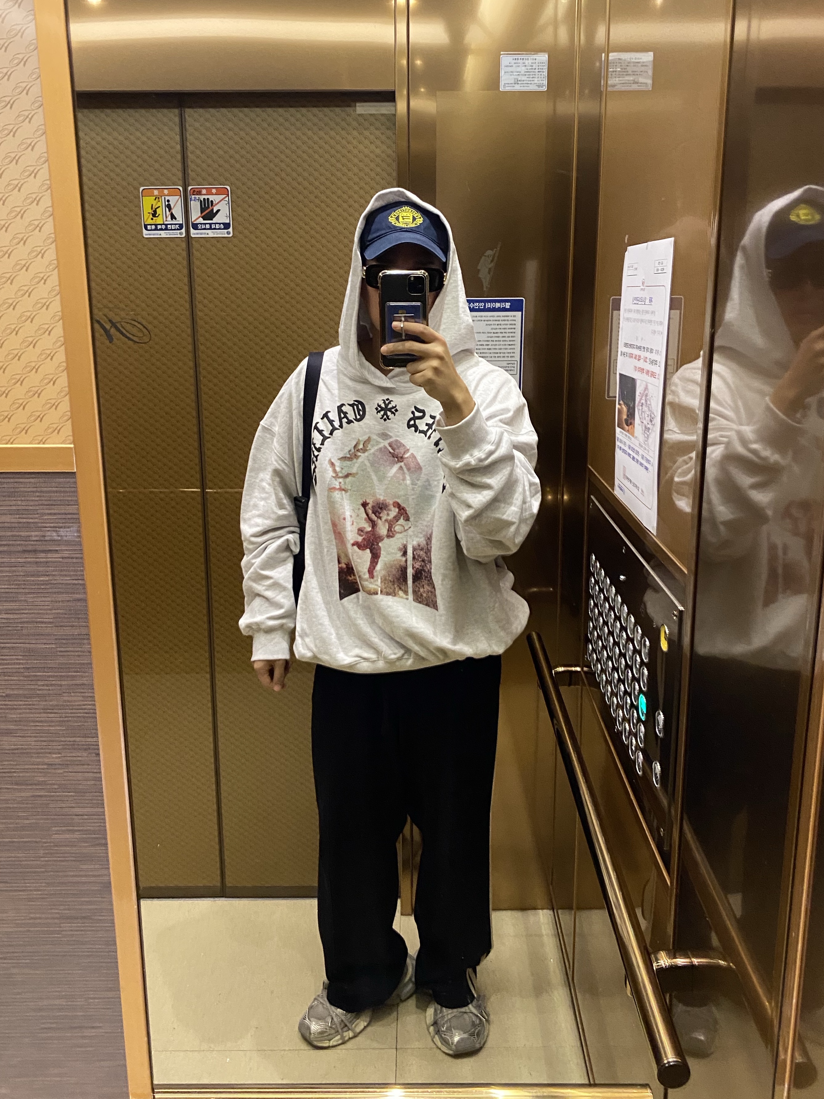 Balenciaga 3XL Sneakers Light Beige, Balenciaga Quest Cap Navy 착용 스타일