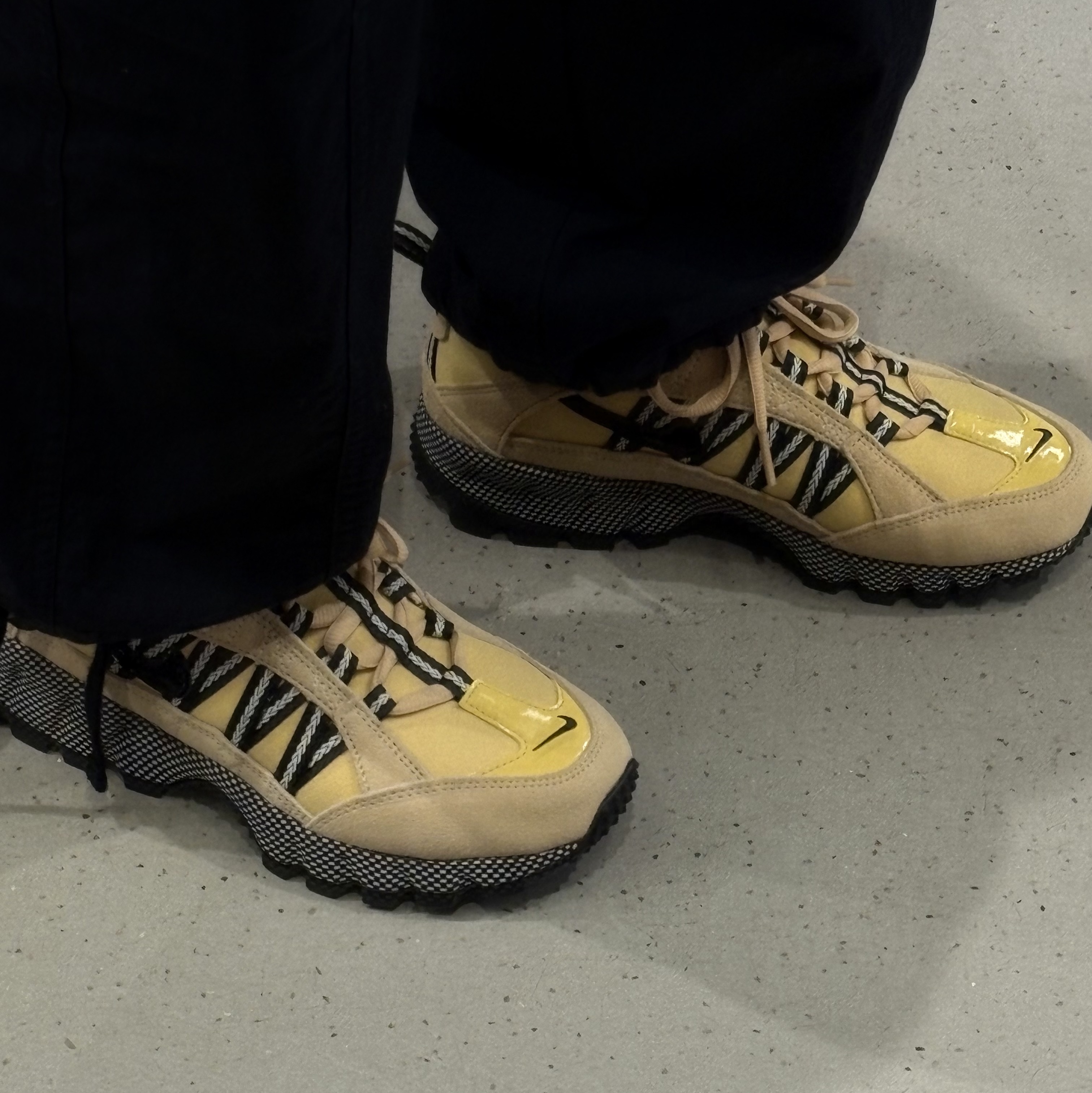 (W) Nike Air Humara Sesame Saturn Gold 착용 스타일