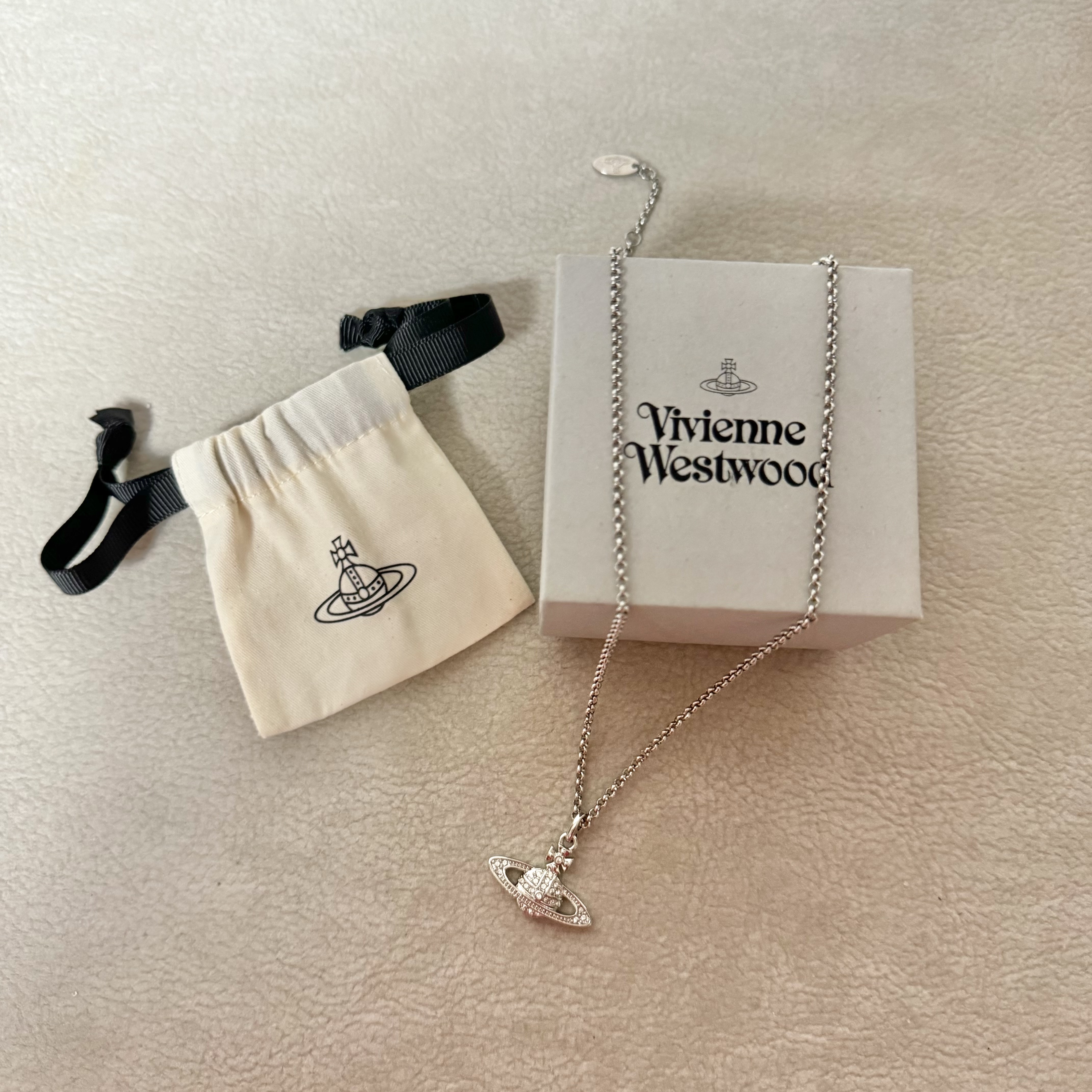 Vivienne Westwood Mini Bas Relief Pendant Silver 착용 스타일