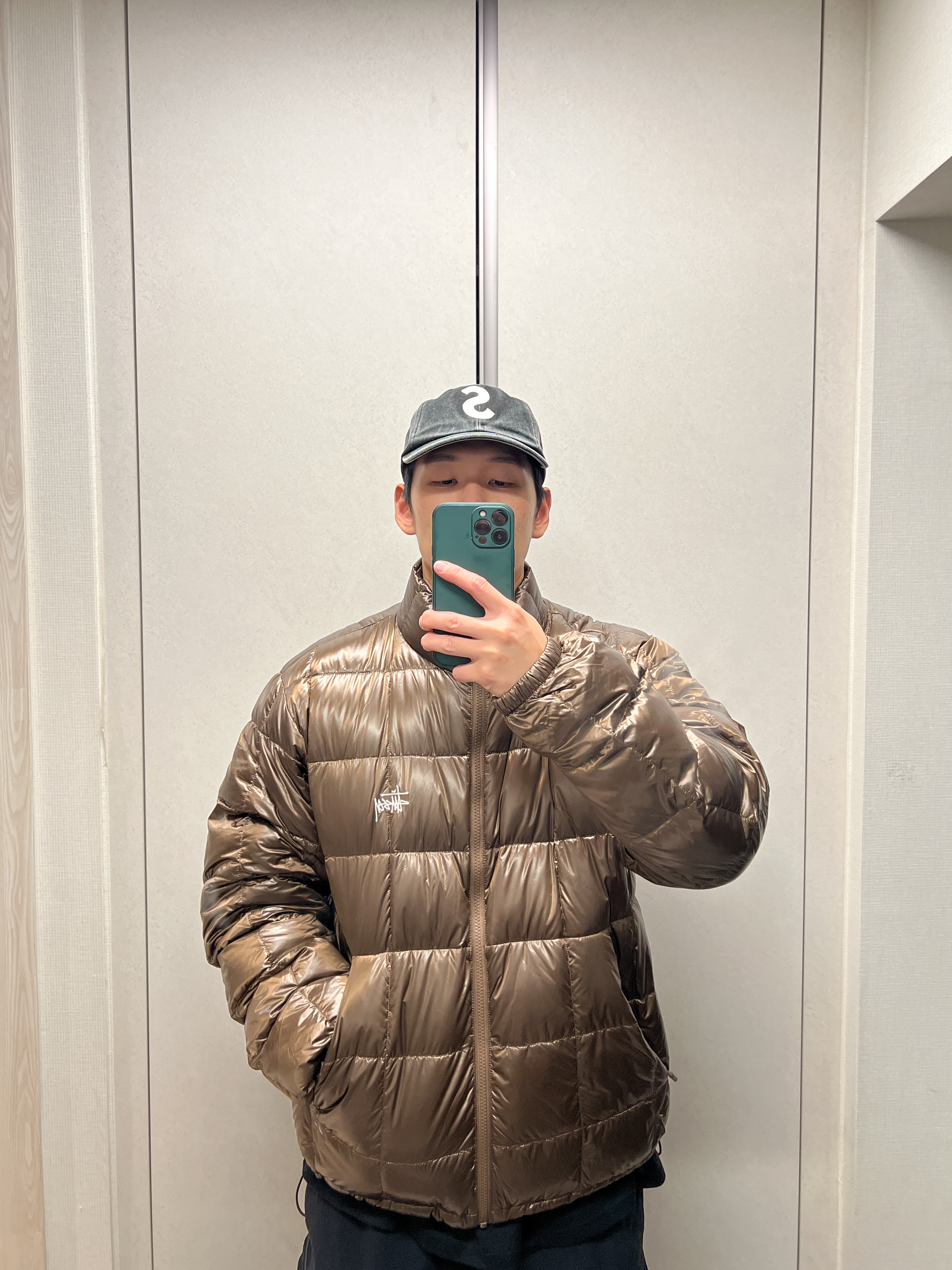 Supreme Pigment S Logo 6-Panel Black - 24FW, Stussy Midweight Puffer Brown 착용 스타일