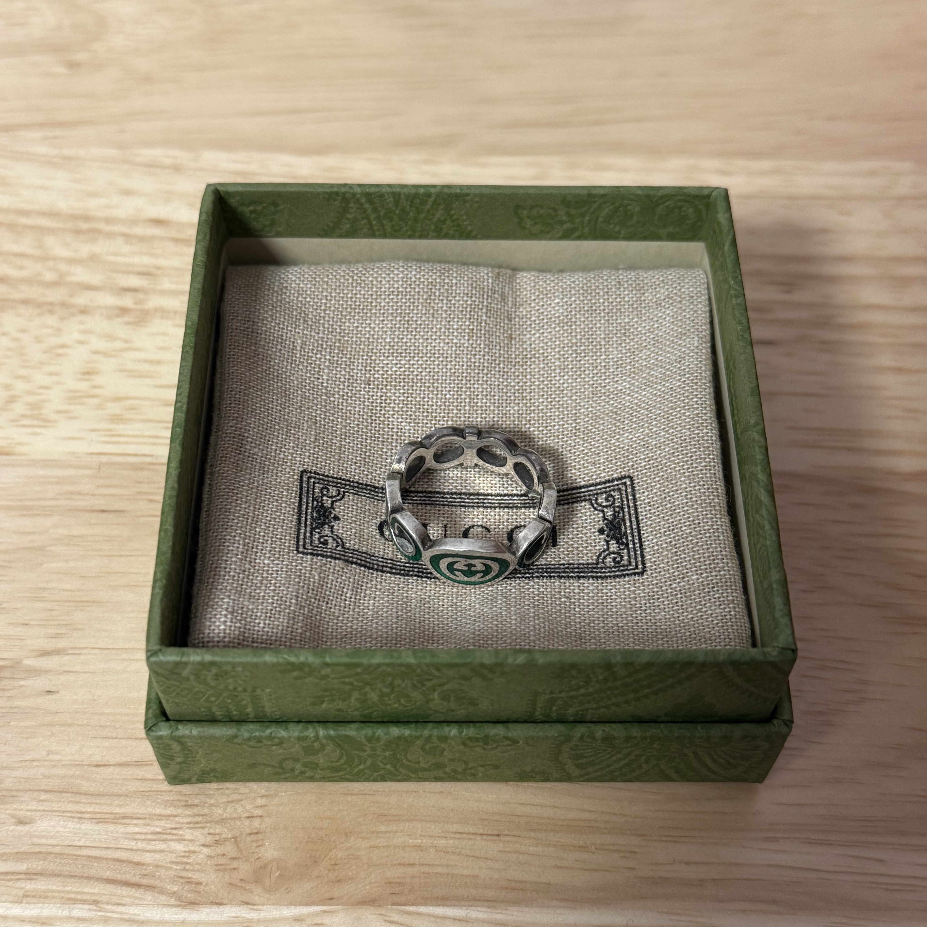 Gucci Interlocking G Enamel Ring Silver Green Enamel 착용 스타일