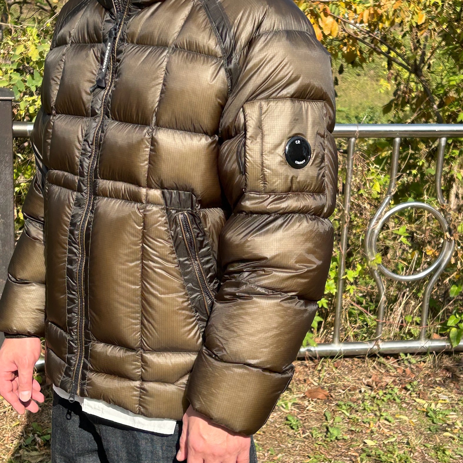 C.P. Company D.D. Shell Hooded Medium Down Jacket Grape Leaf Green - 24FW, Pottery Comfort Shirt White 착용 스타일 - 3