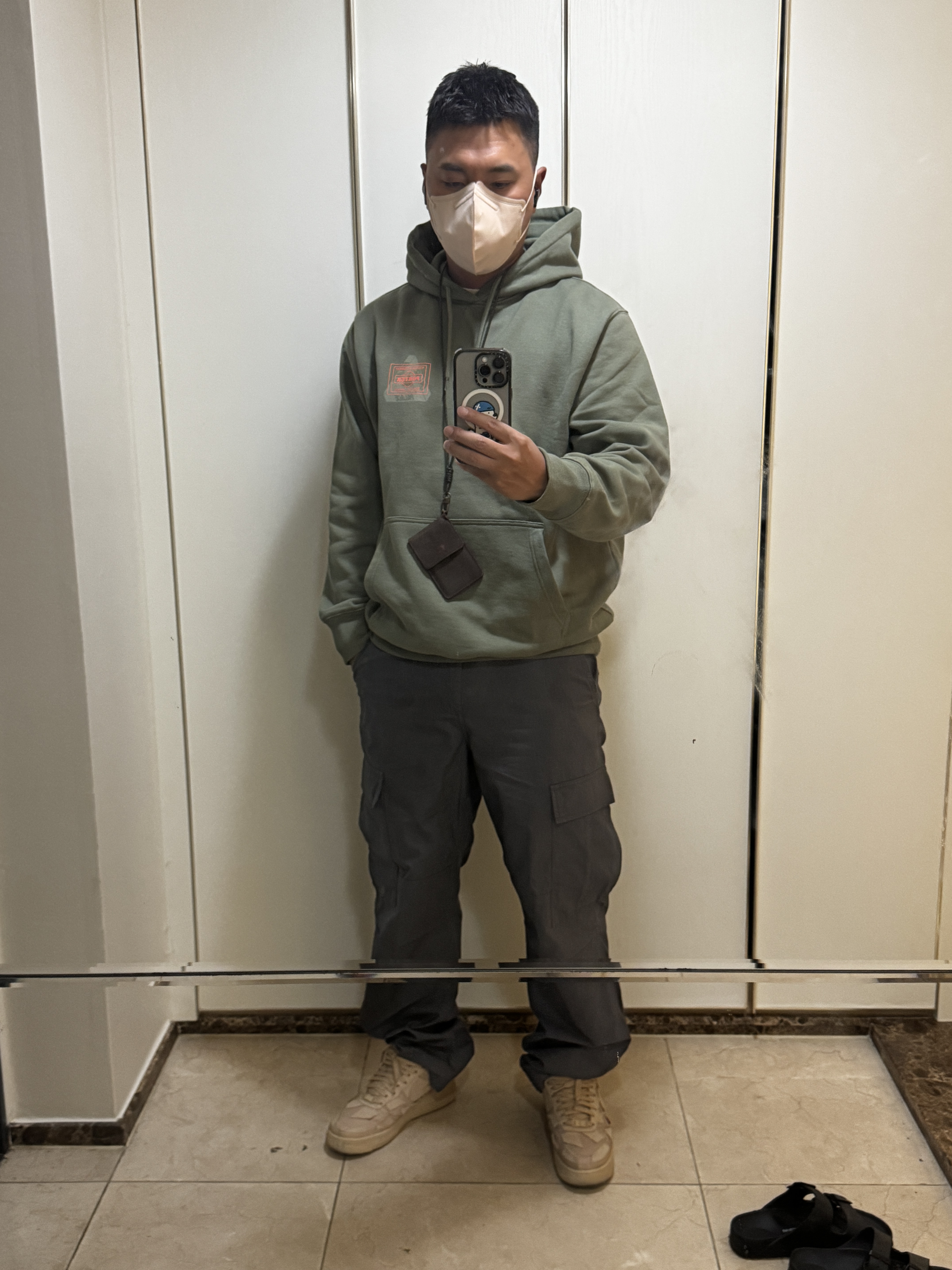 Palace x Porter Hoodie Olive - 24FW, Nike x Billie Eilish Air Force 1 Low '07 SP Mushroom 착용 스타일 - 3