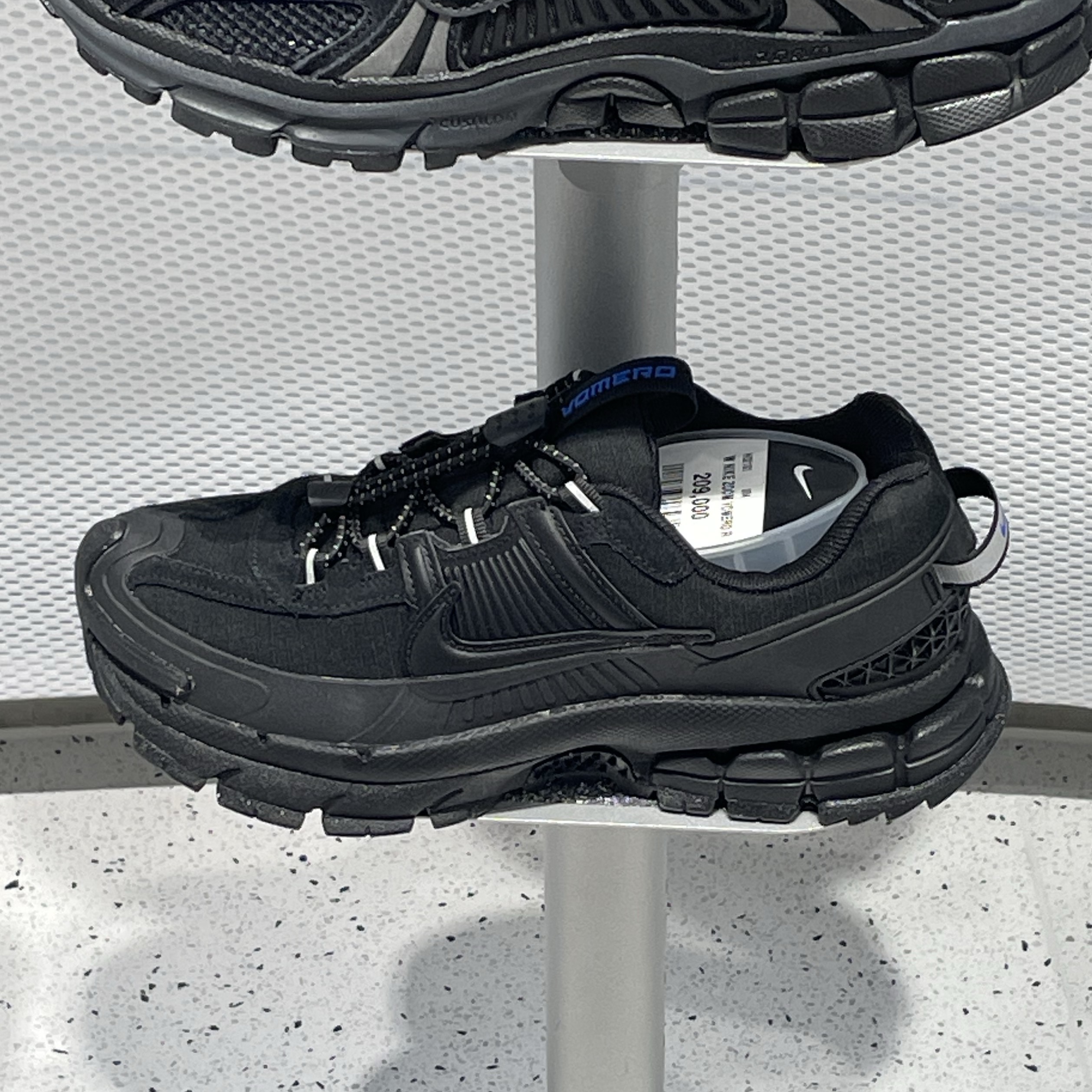(W) Nike Zoom Vomero Roam Black 착용 스타일