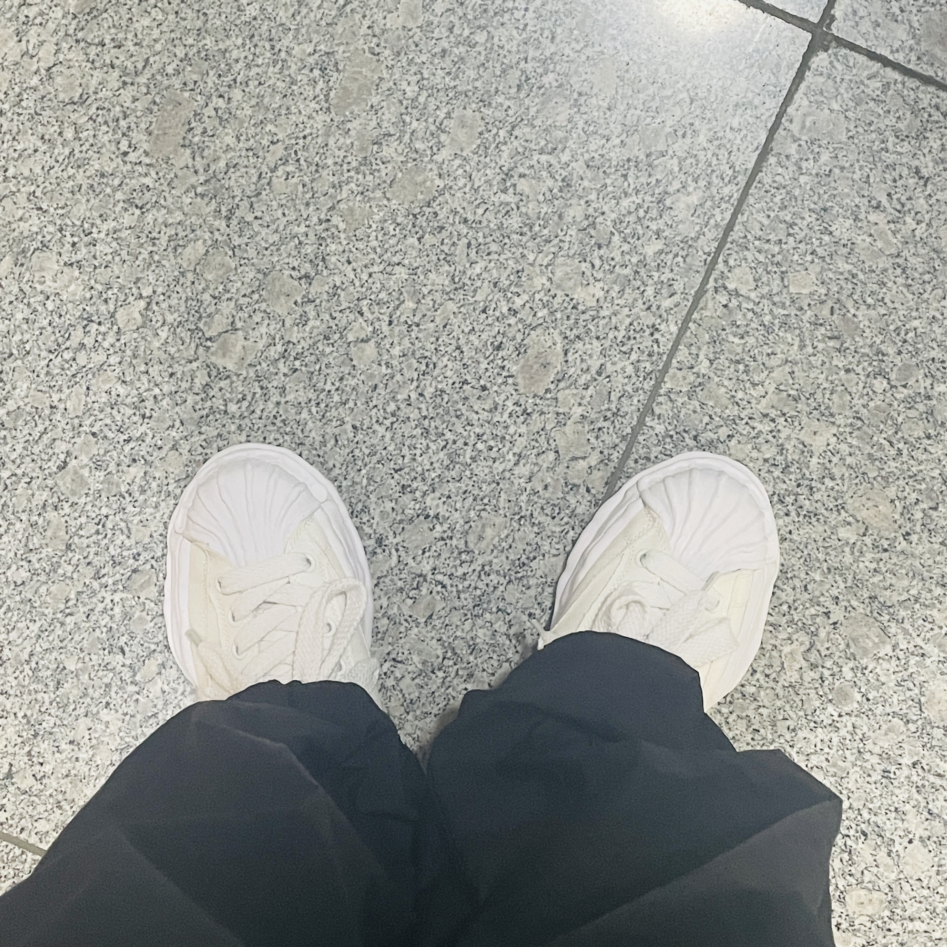 Maison Mihara Yasuhiro Blakey OG Sole Canvas Low-top Sneakers White 착용 스타일 - 1