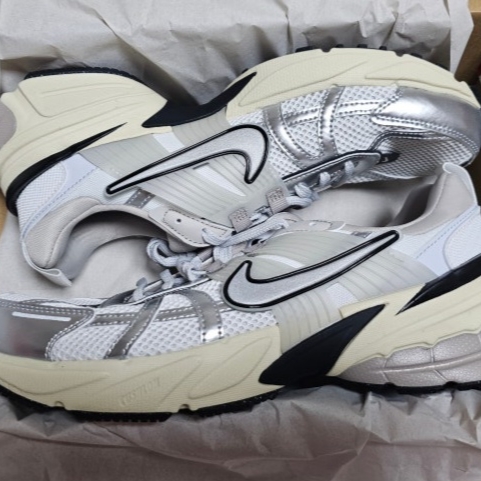 Nike V2K Run Pure Platinum Light Iron Ore 착용 스타일