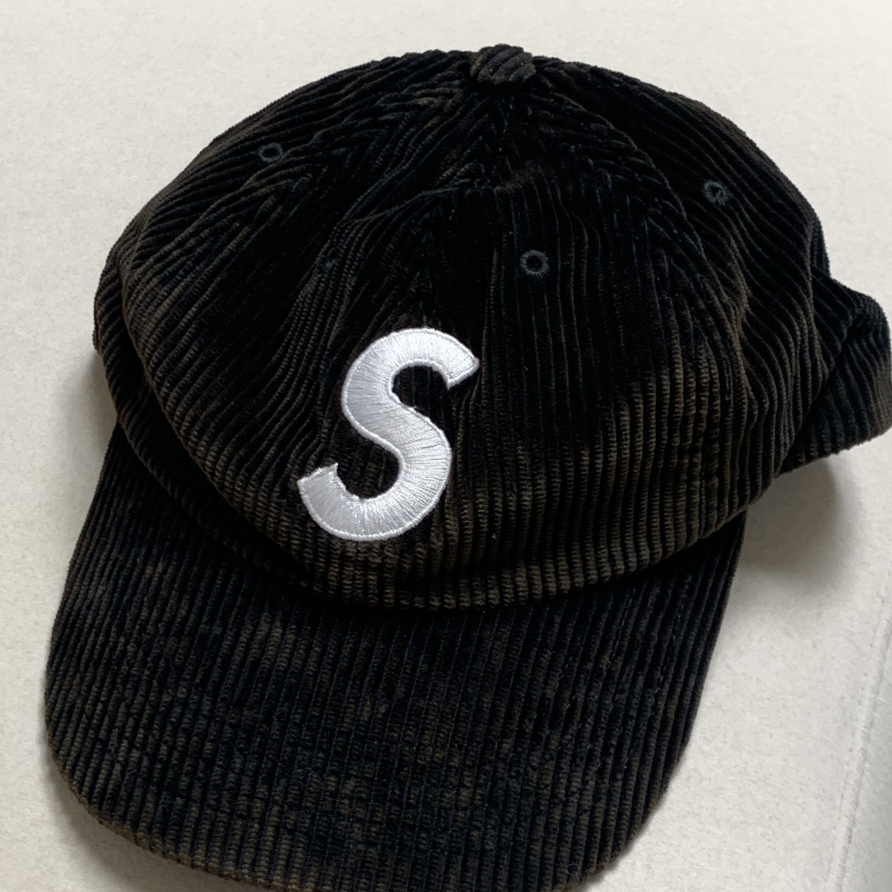 Supreme Corduroy S Logo 6-Panel Black - 23FW 착용 스타일 - 1