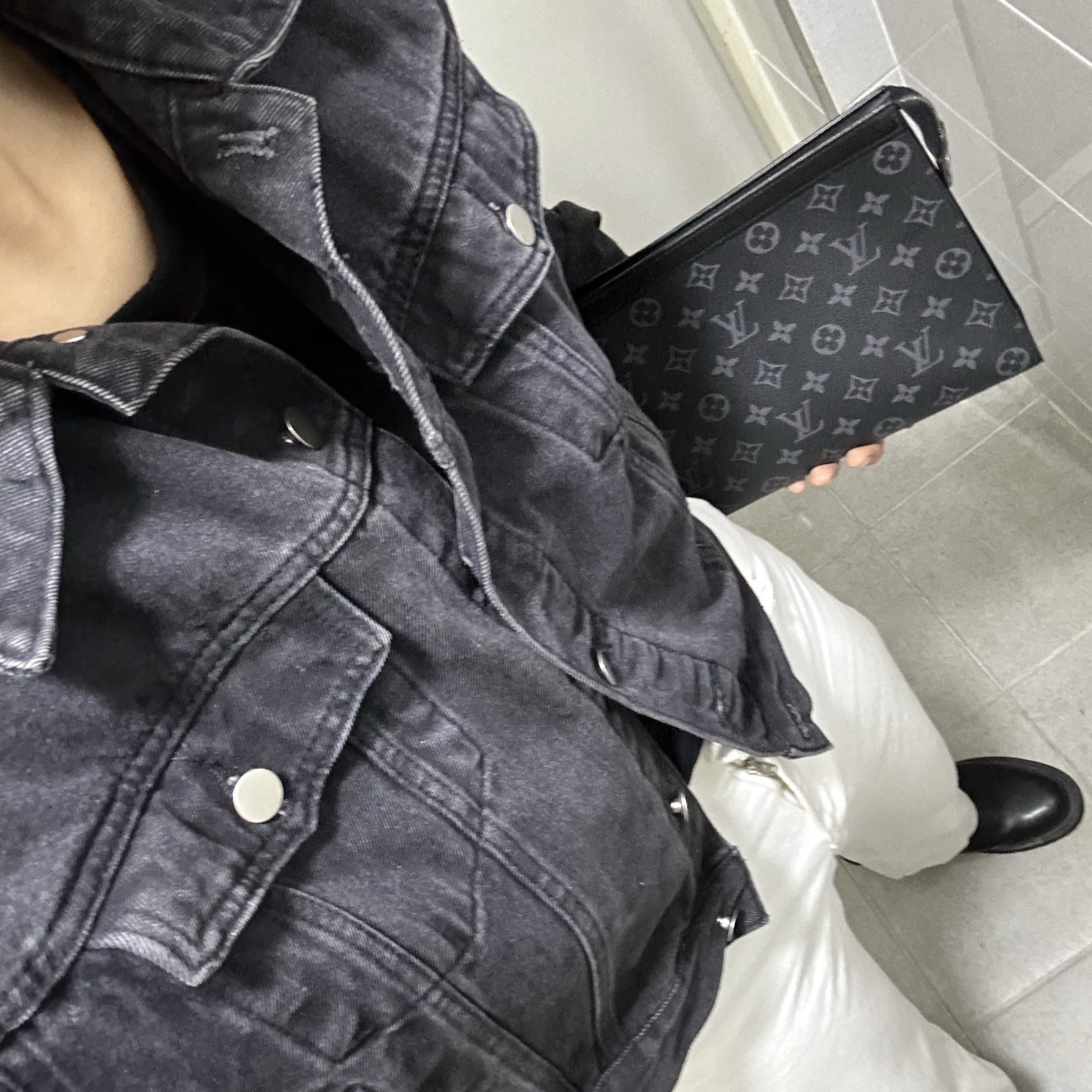 Louis Vuitton Pochette Voyage MM Monogram Eclipse 착용 스타일