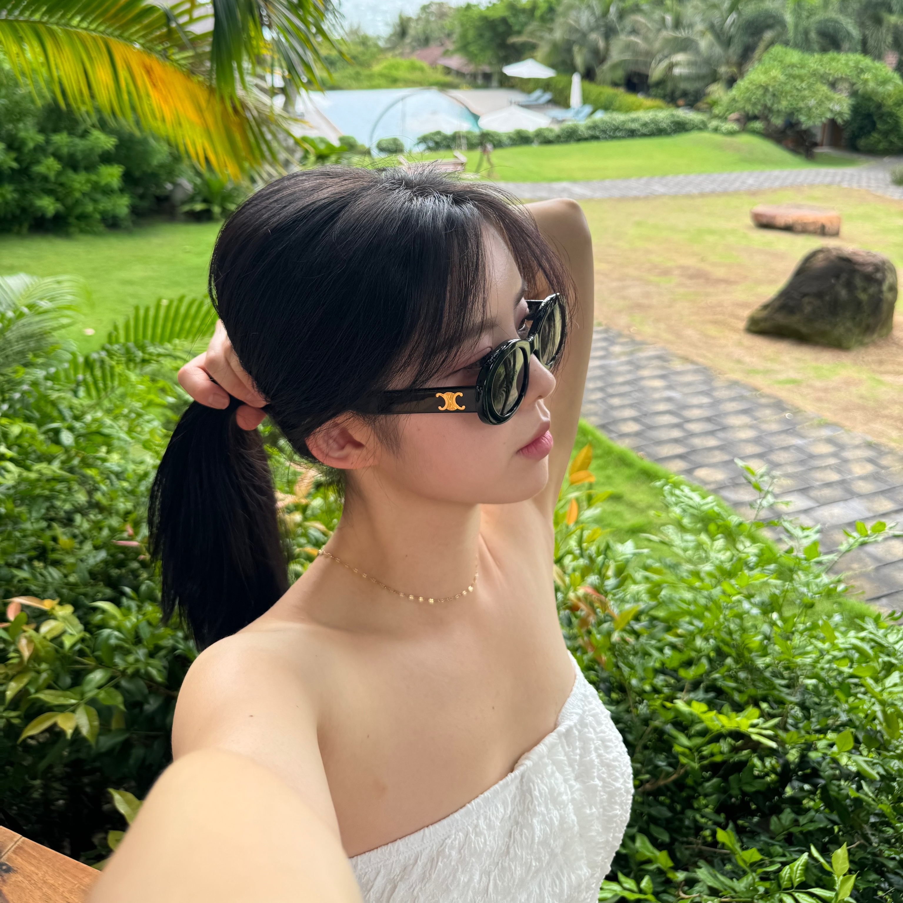 (W) Celine Triomphe 01 Sunglasses in Acetate Black 착용 스타일 - 2