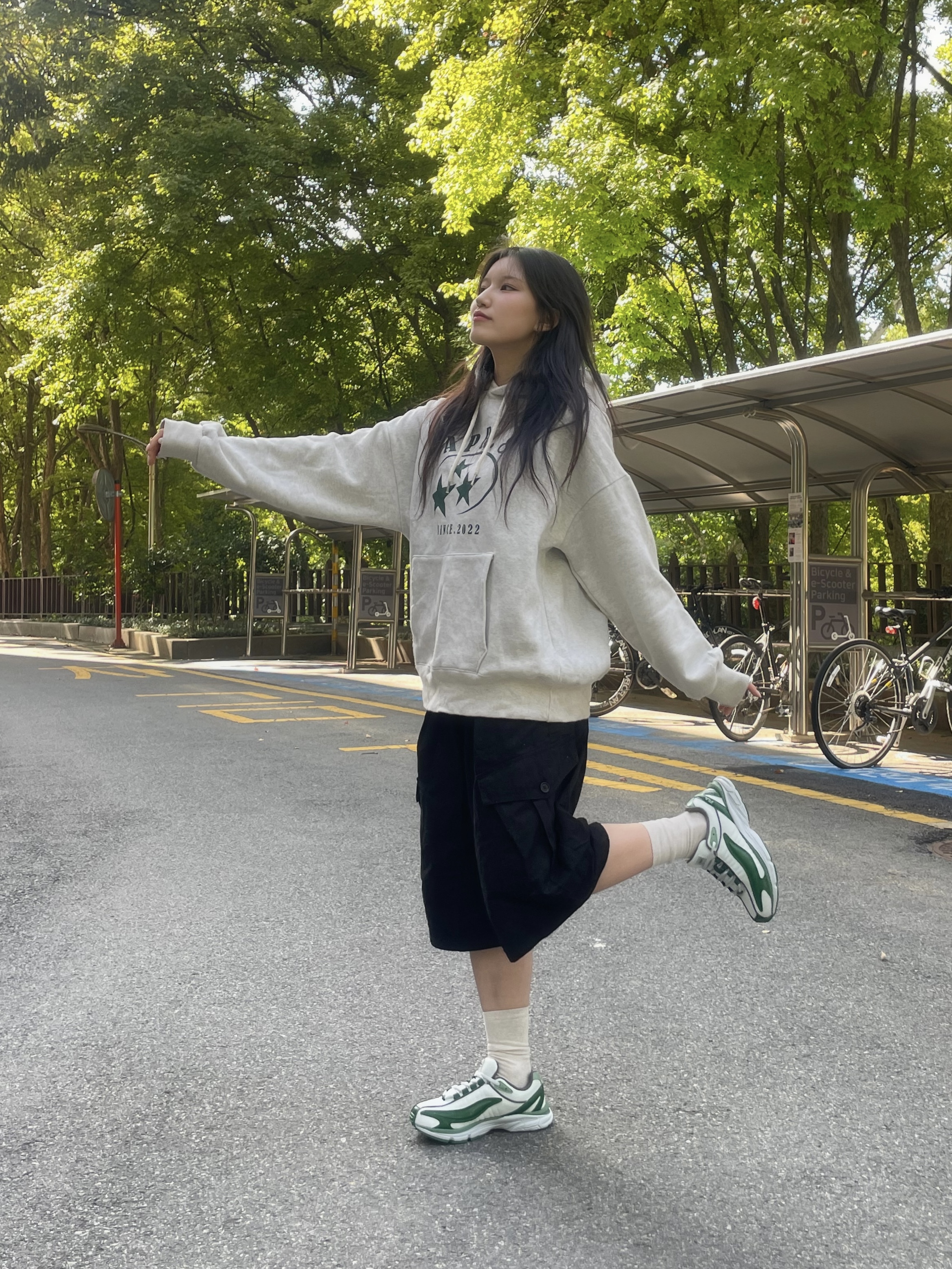 Fila Interun White Green, THREETOEIGHTY Bermuda Pants Black 착용 스타일 - 2