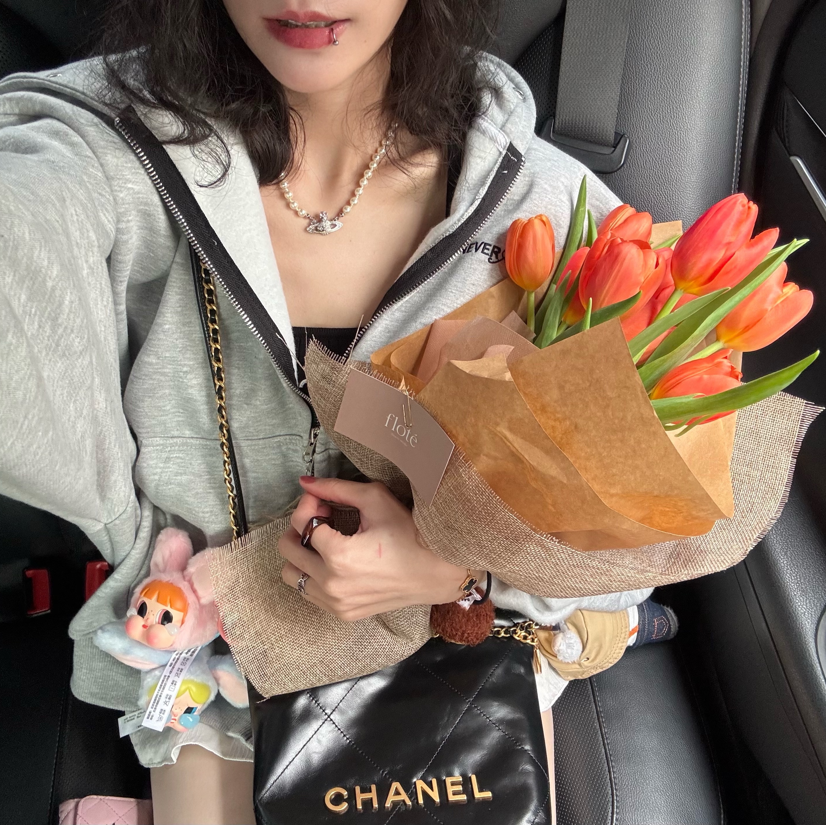 Chanel 22 Mini Handbag Shiny Calfskin & Gold Black, (W) Van Cleef & Arpels Vintage Alhambra Bracelet 5 Motifs Yellow Gold Onyx 착용 스타일 - 3