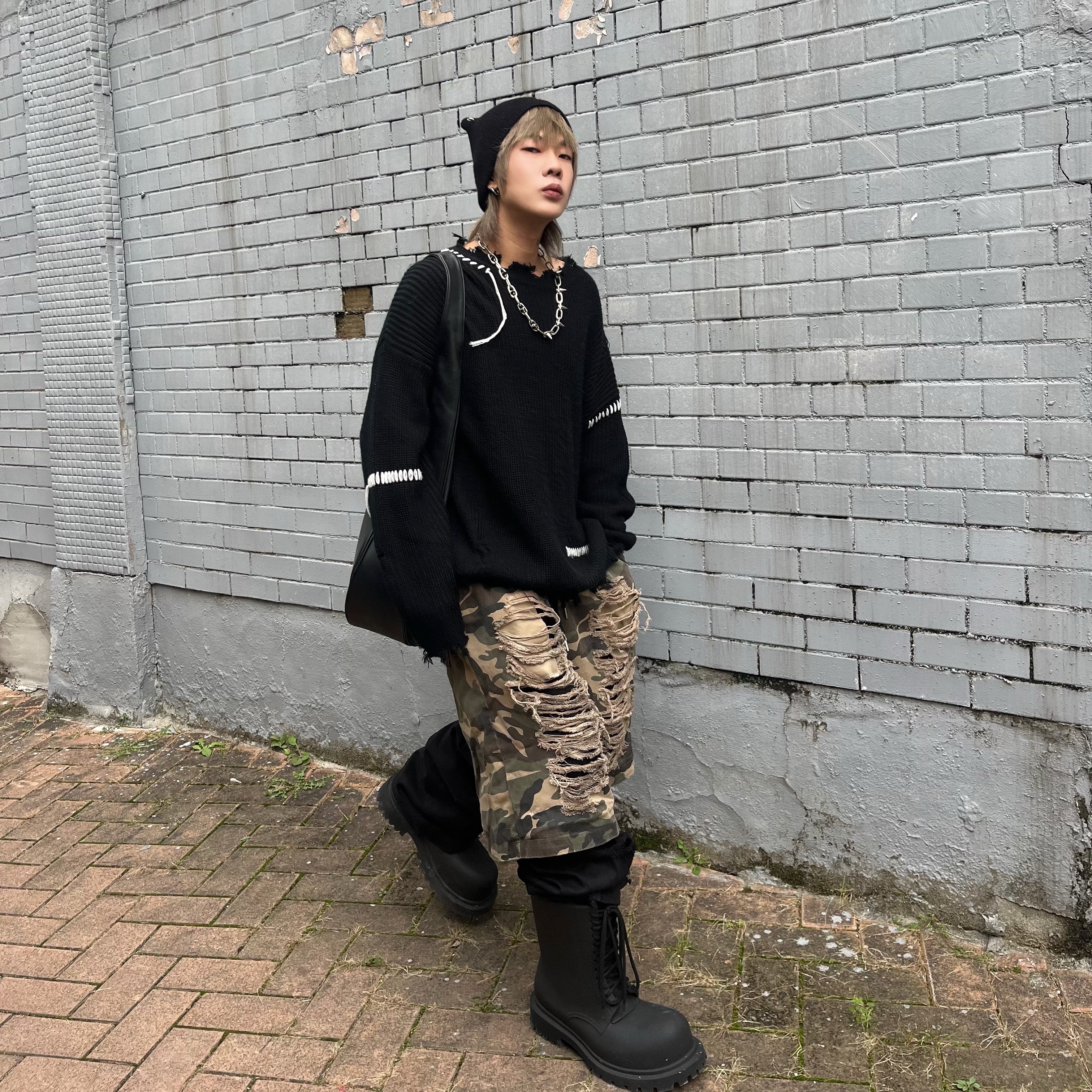 Balenciaga XL Army Boots Full Eva Black, Project G/R Mega Buckle Hobo Bag Black 착용 스타일 - 3