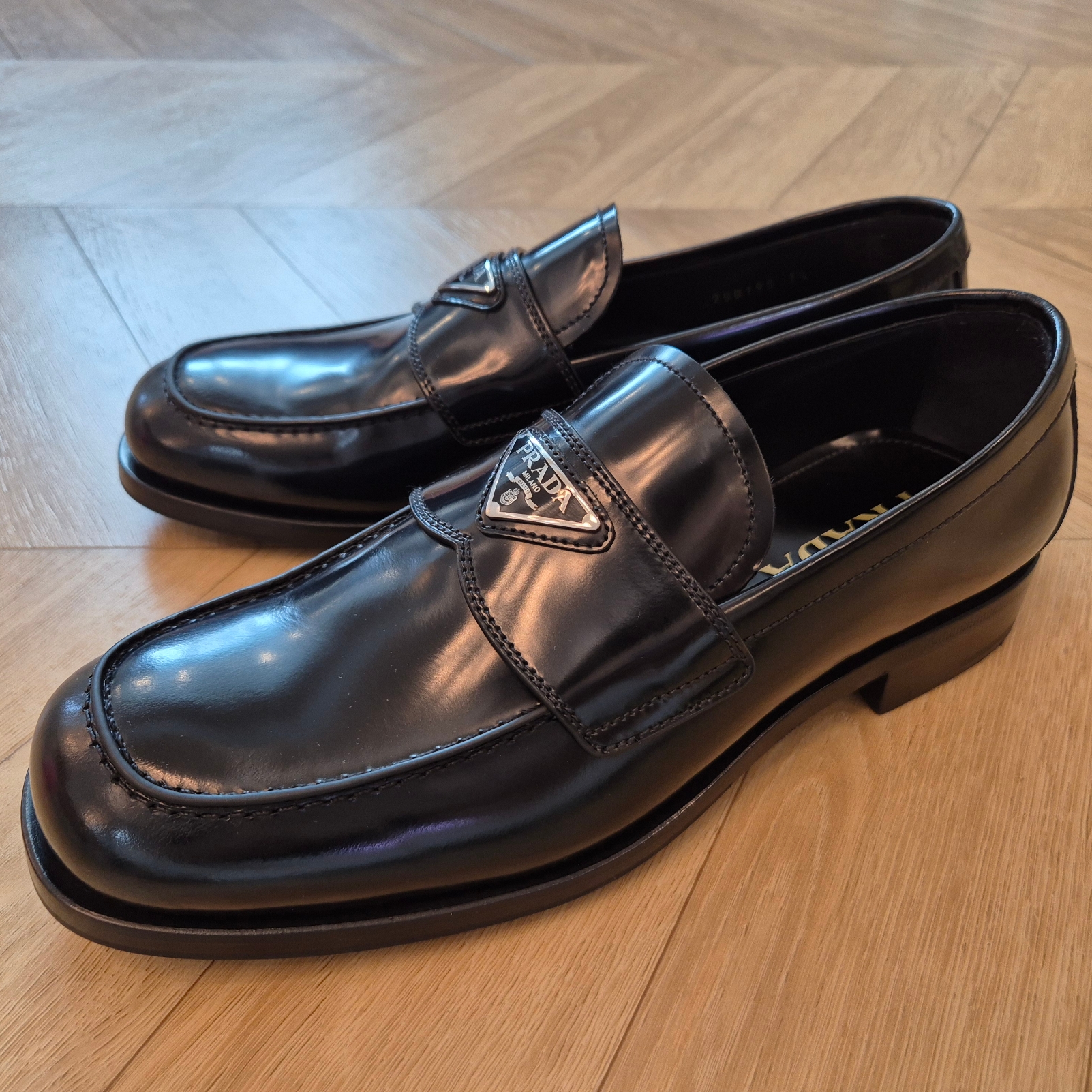 Prada Brushed Leather Loafers Black 착용 스타일 - 3