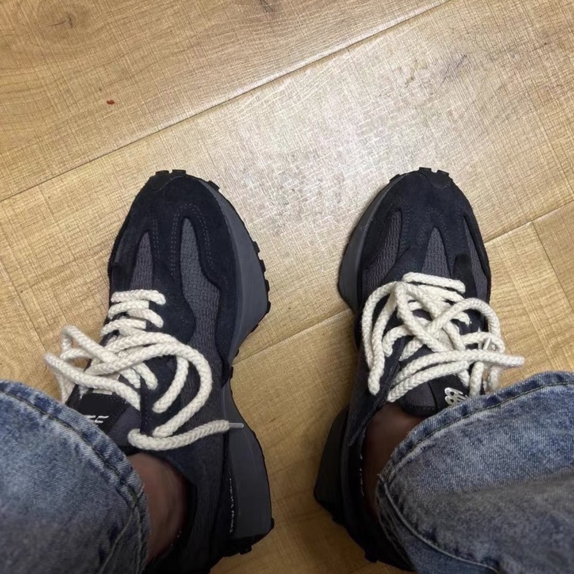 New Balance 327 Black 착용 스타일 - 1
