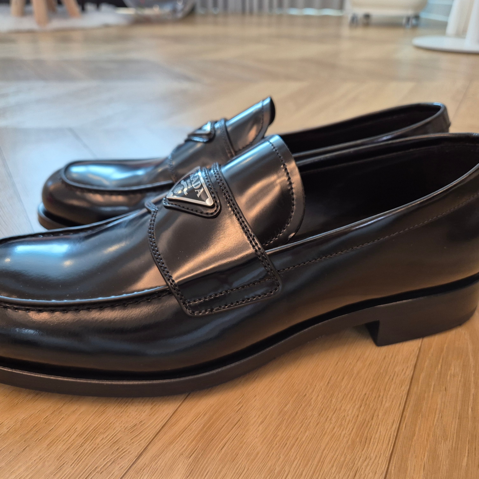 Prada Brushed Leather Loafers Black 착용 스타일 - 4