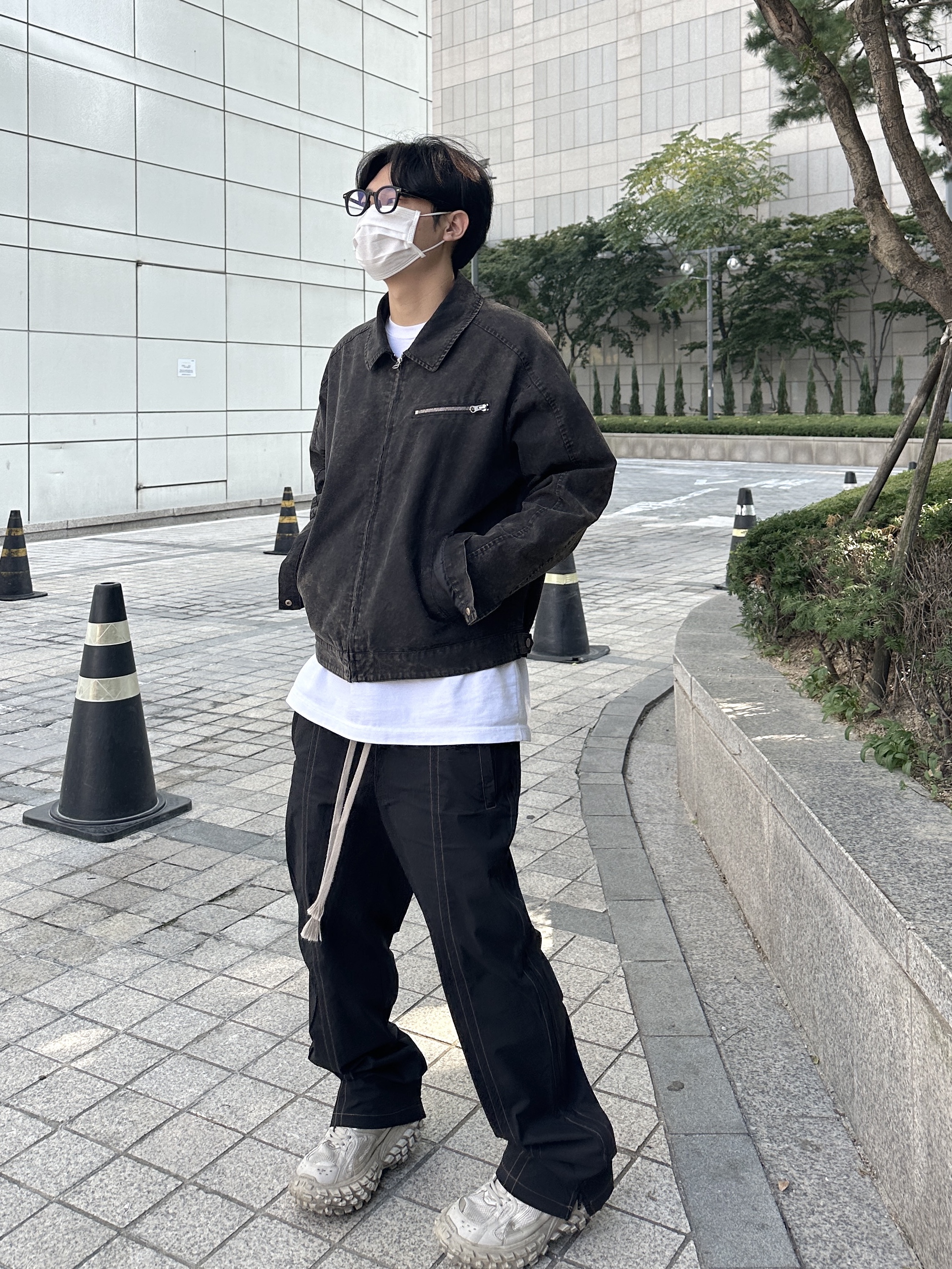 Balenciaga Defender Sneakers Beige, Permanent Archive Vintage Washing Jacket Black 착용 스타일