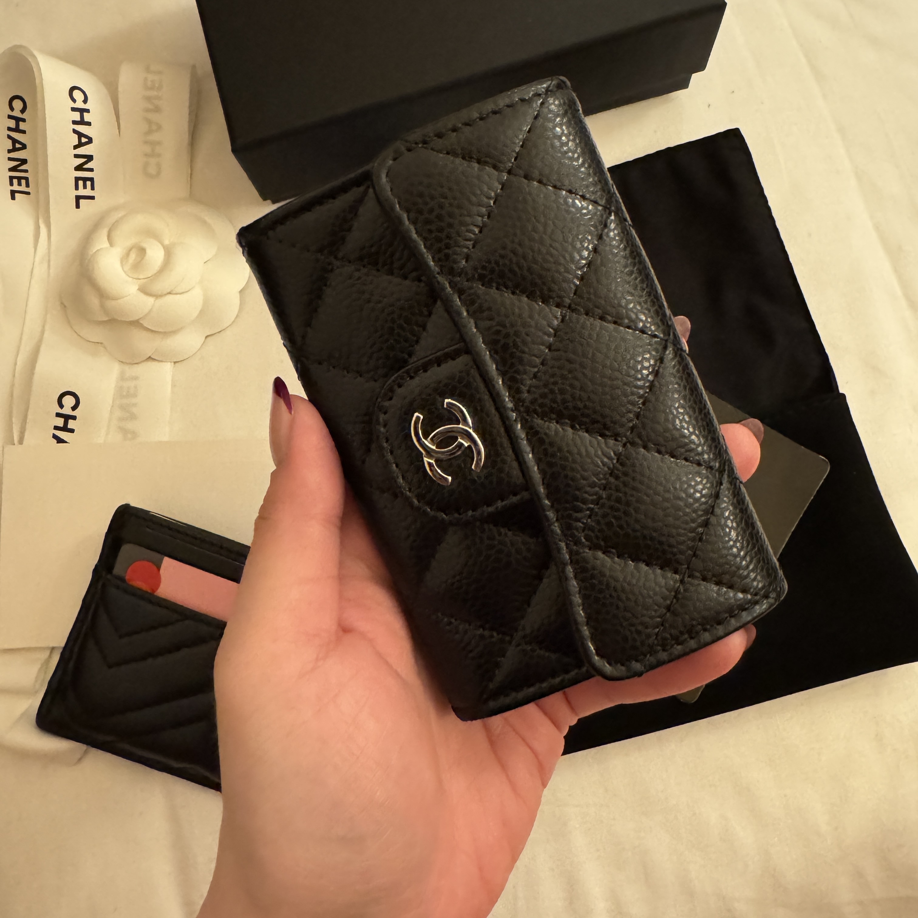 Chanel Classic Card Holder Grained Calfskin & Silver Black 착용 스타일