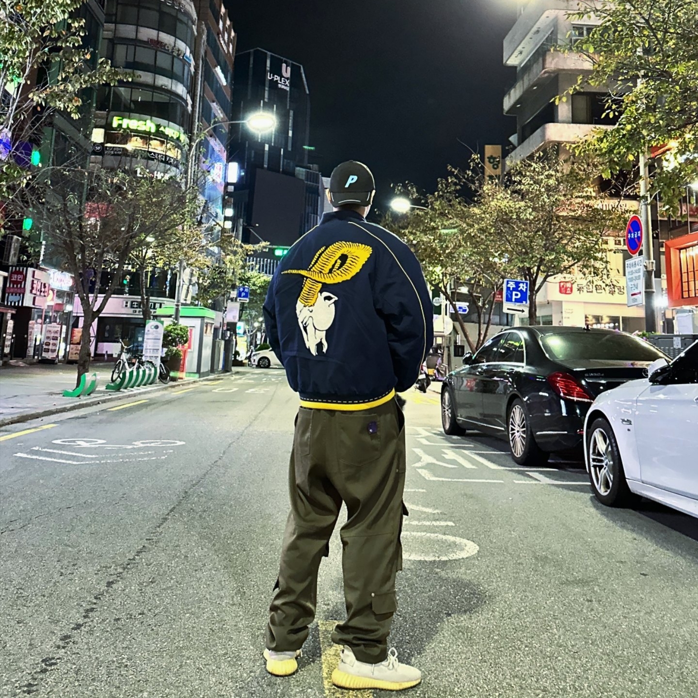 Palace Goats Varsity Jacket Navy - 22SS, Adidas Yeezy Boost 350 V2 Cream/Triple White 착용 스타일