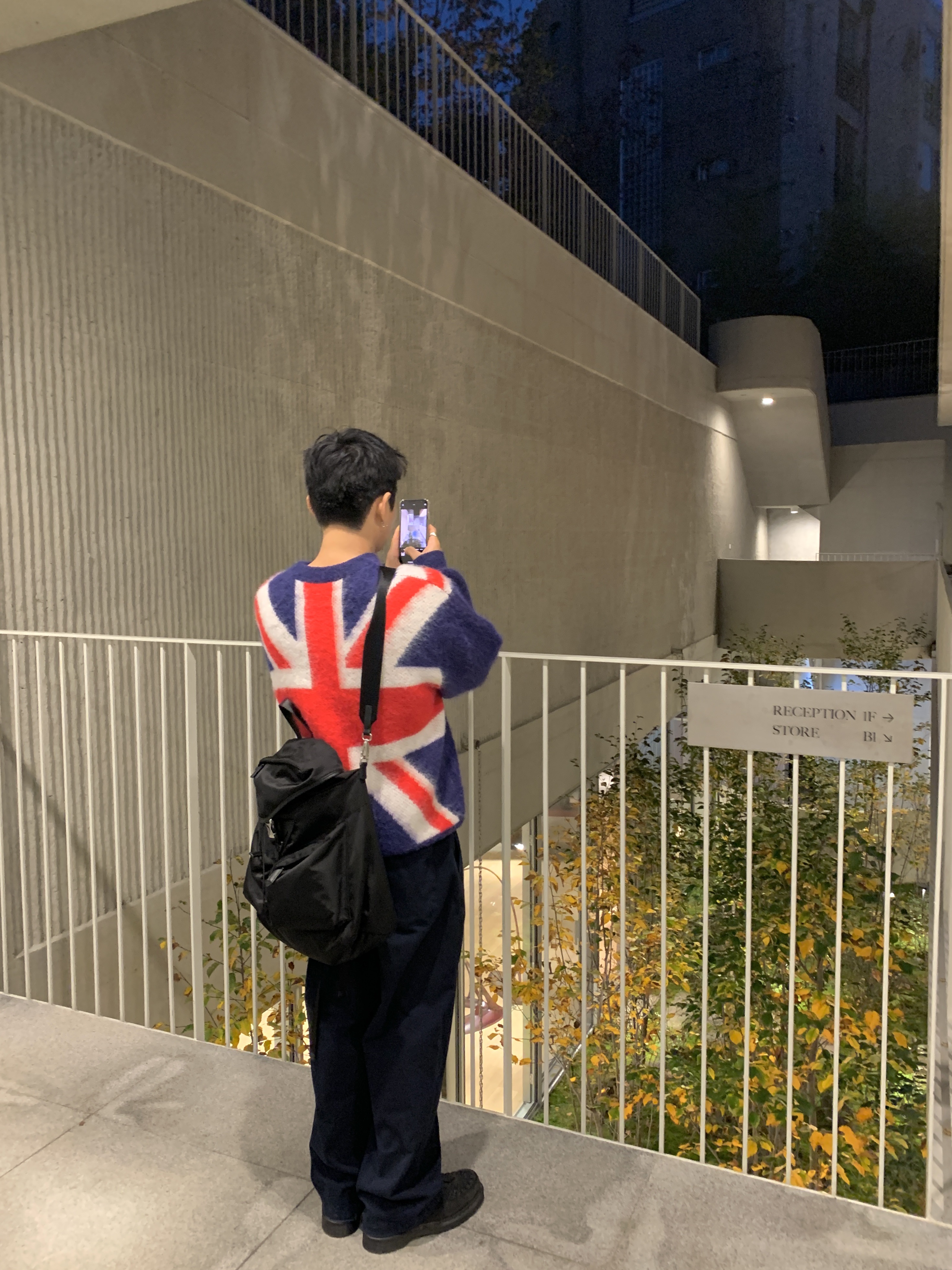 Palace Hairy Flag Knit UK - 24FW, Prada Re-Nylon Leather Backpack Black 착용 스타일 - 3
