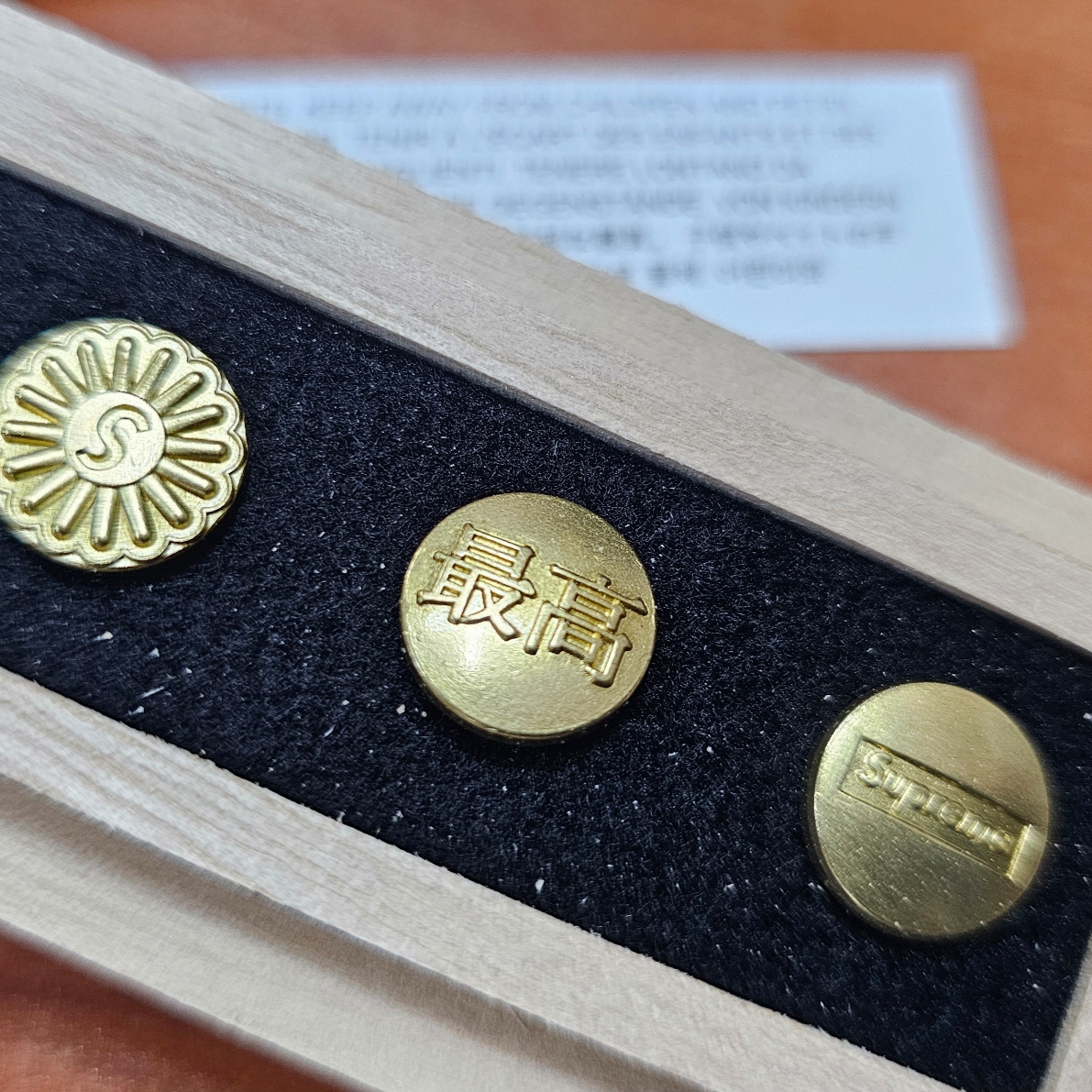 Supreme CDW Push Pin Set Brass - 24FW 착용 스타일 - 3