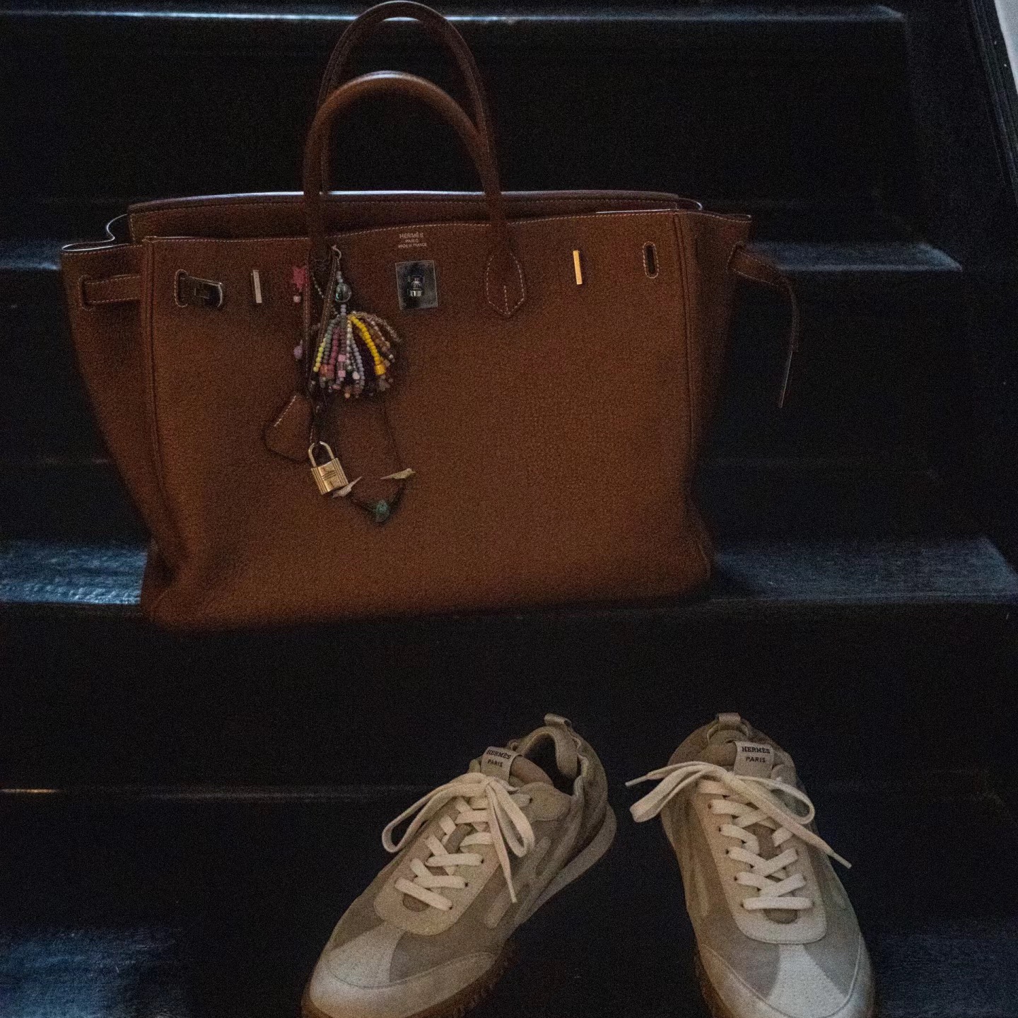 Hermes Jet Sneakers Suede Goatskin & Beige Esquisse Glaise 착용 스타일