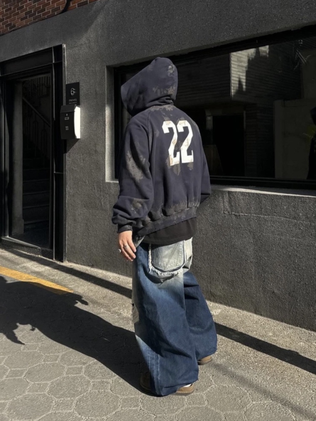 Stussy Basic Stussy Zip Hoodie Black 2023, Nonnod x Shinsegae Distressed Zip-Up Hoodie Washed Black 착용 스타일 - 6
