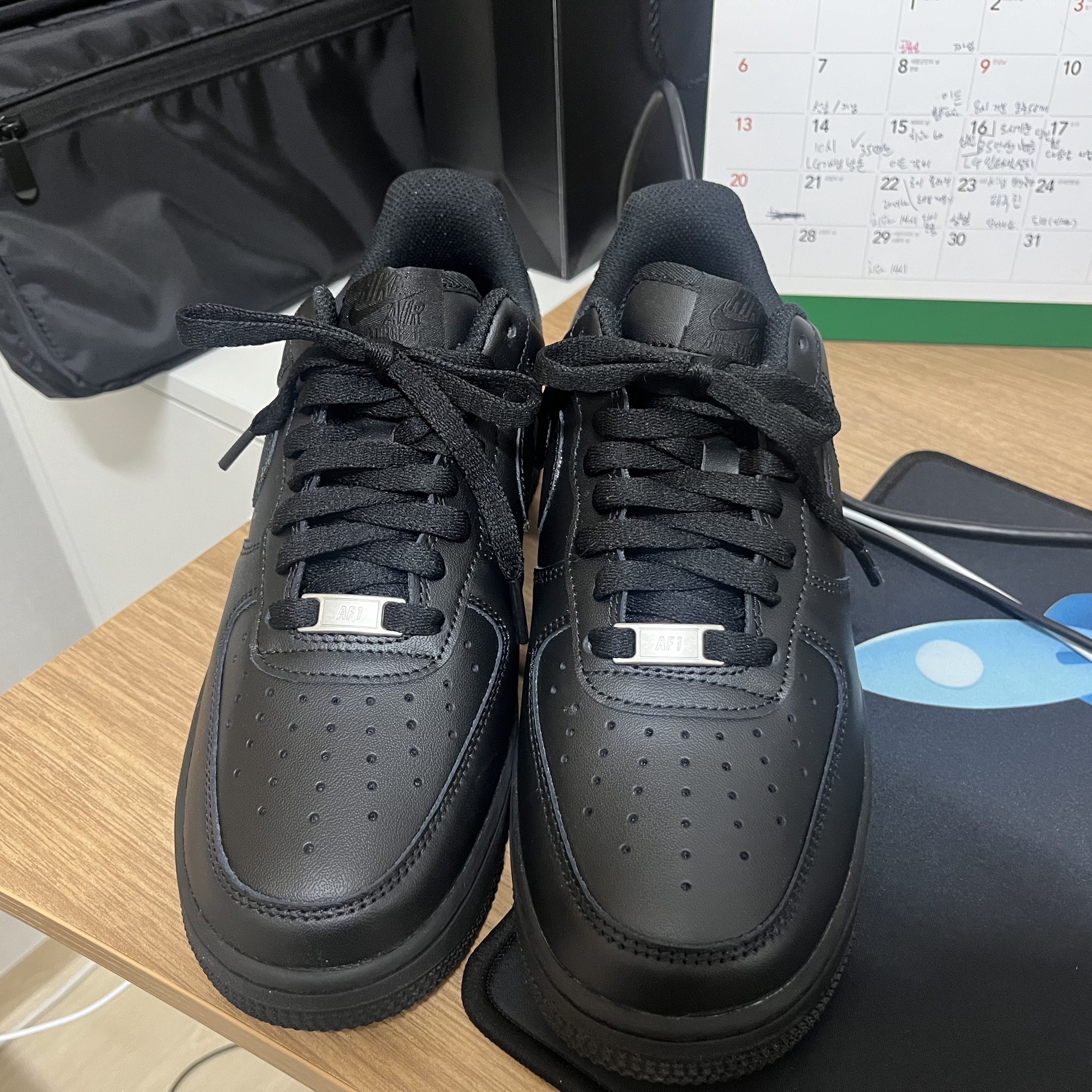 Nike Air Force 1 '07 Low Triple Black 착용 스타일