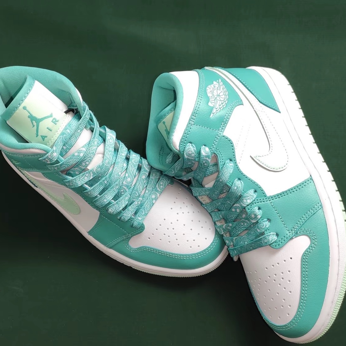 (W) Jordan 1 Mid Washed Teal Mint Foam 착용 스타일 - 1