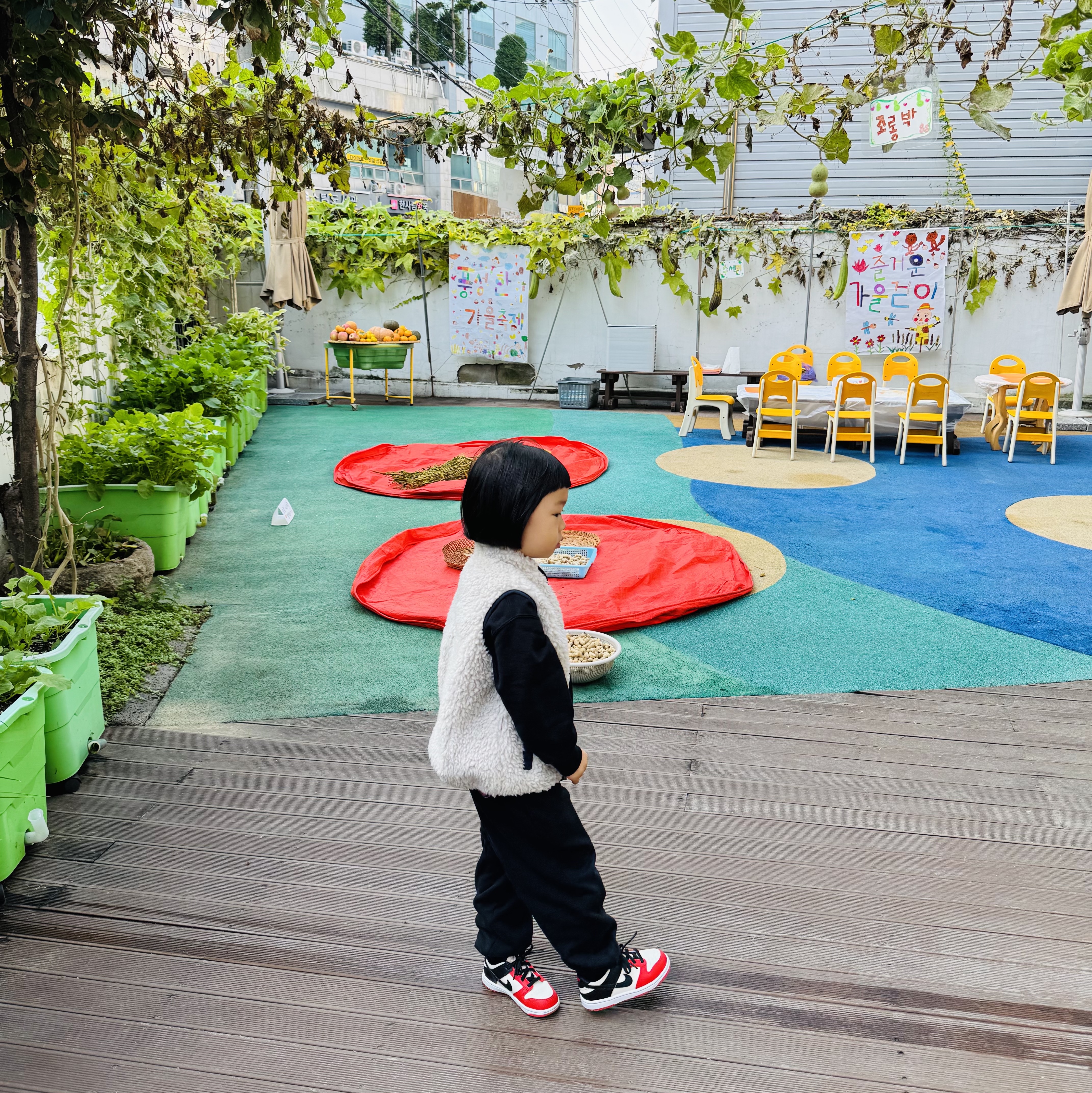 (Baby) Patagonia Retro-X Fleece Vest Natural New Navy, (Kids) Uniqlo UT x Kaws x Warhol Sweatshirt B Black 착용 스타일 - 3