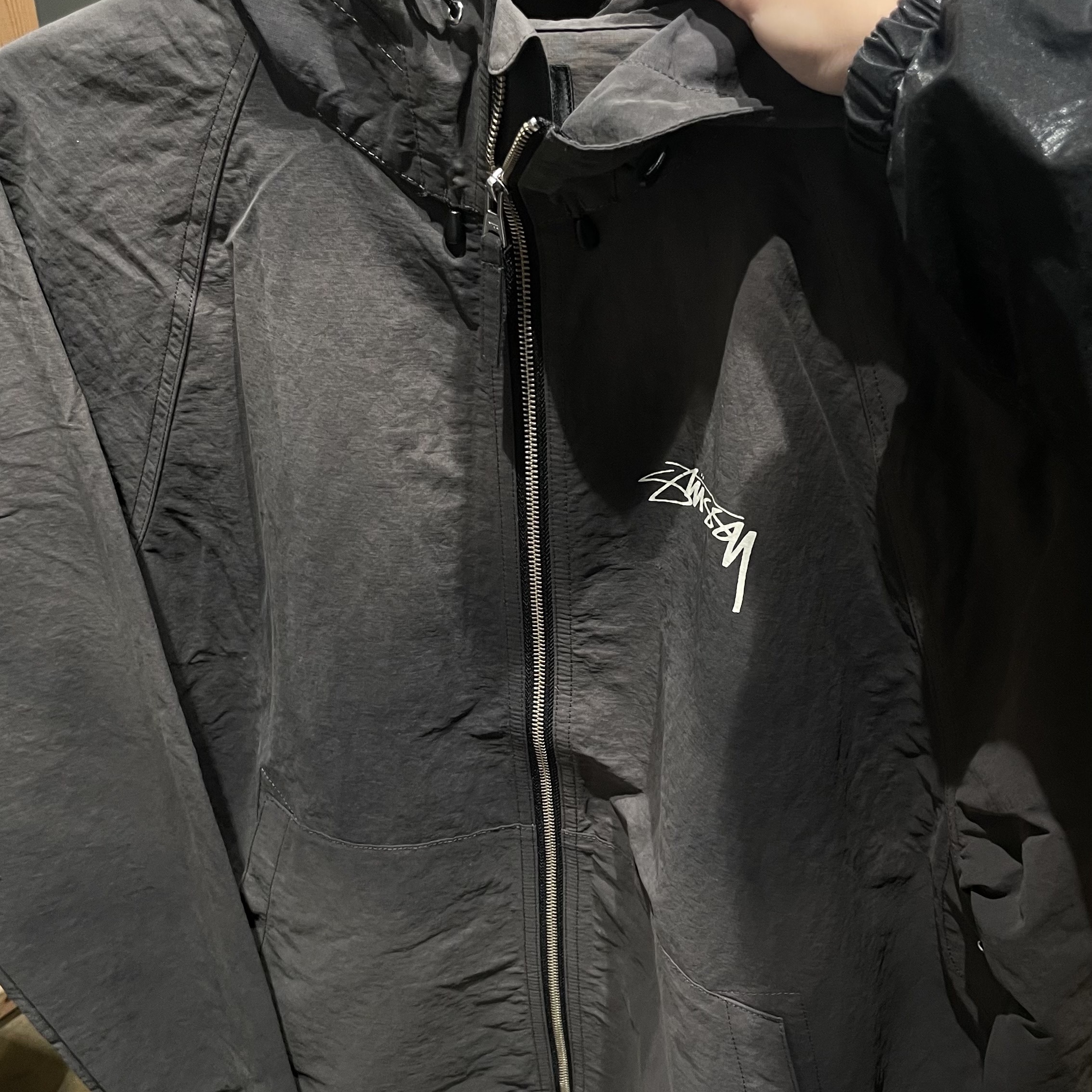 Stussy Wave Dye Beach Shell Jacket Black 착용 스타일