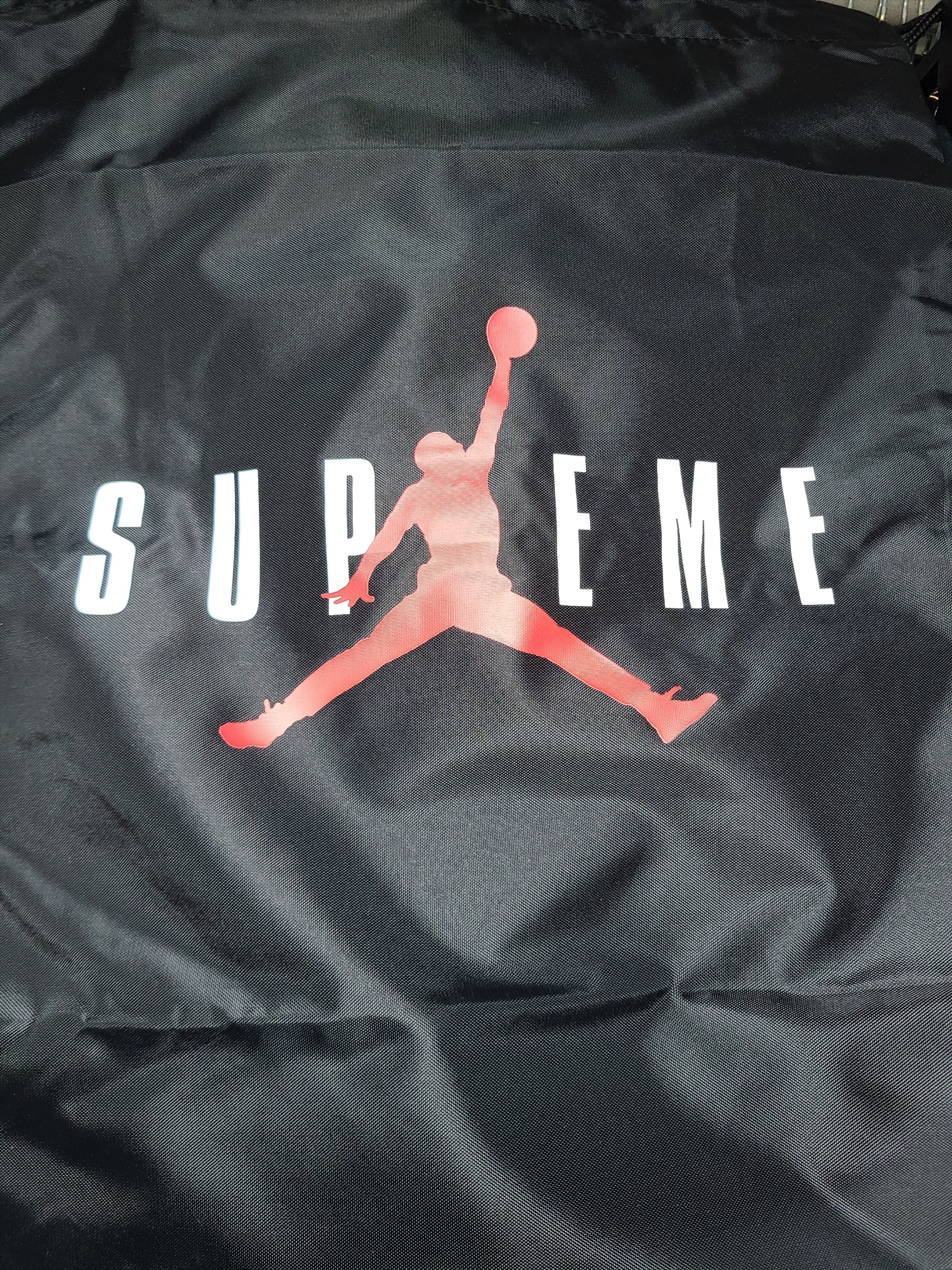 Supreme x Jordan Drawstring Bag Black - 24FW, Supreme x Hulken Rolling Tote Bag Red - 24FW 착용 스타일 - 2