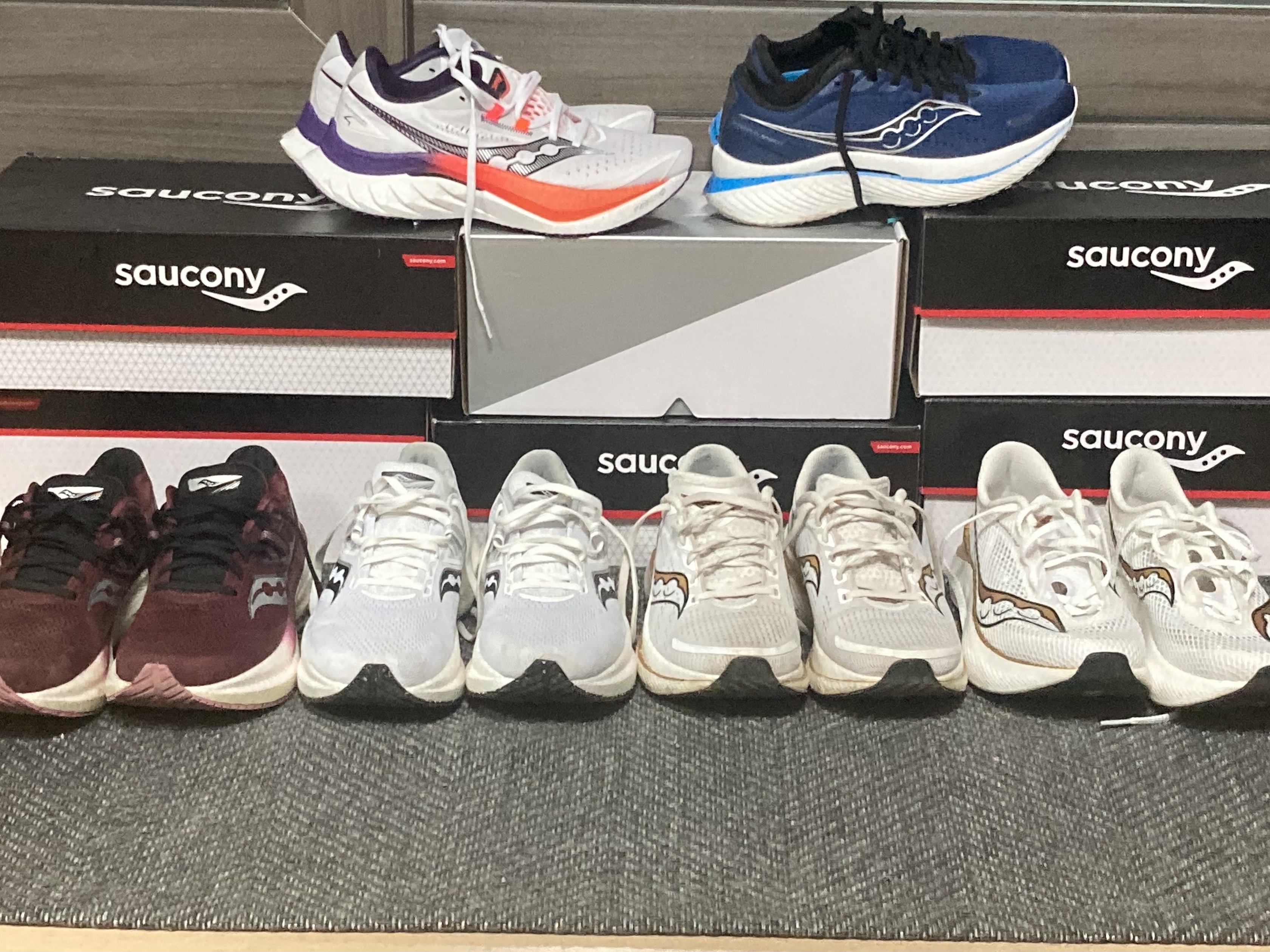 Saucony Endorphin Speed 4 White Viziorange, Saucony Endorphin Speed 3 Indigo Black 착용 스타일