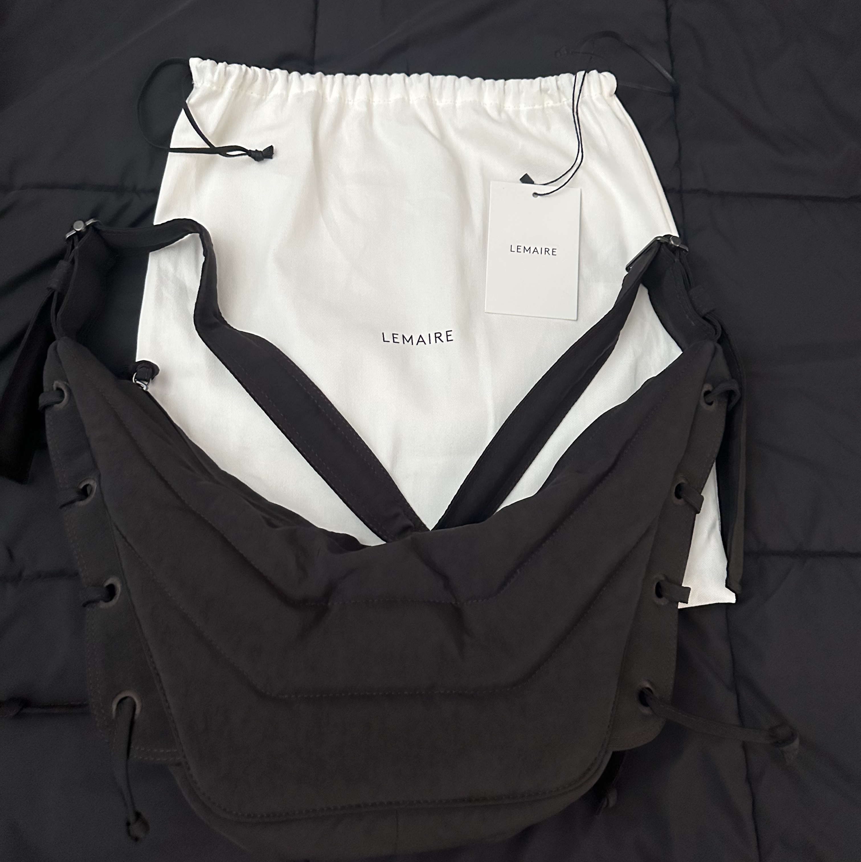 Lemaire Small Soft Game Bag Nylon Canvas Dark Chocolate, Nike x Jacquemus J Force 1 Low LX SP Black 착용 스타일 - 1