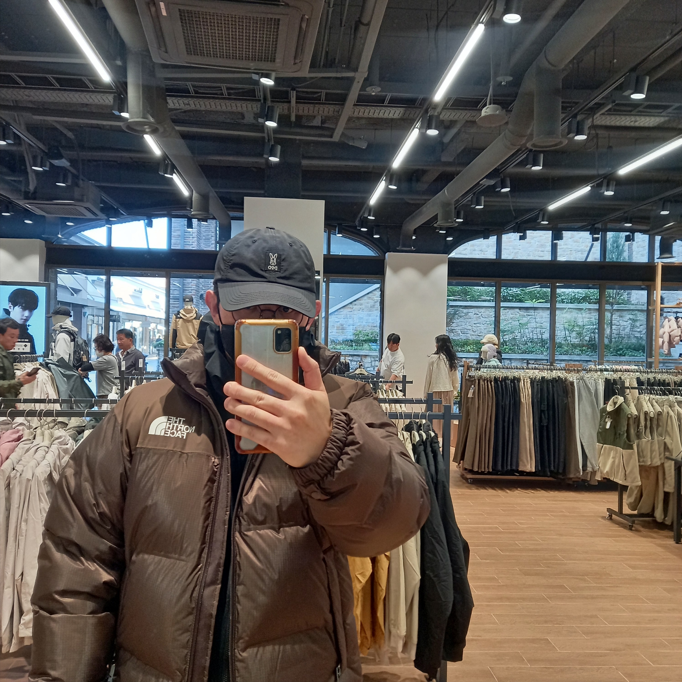 Hoka x Satisfy Mafate Speed 4 Lite Rubber, The North Face 1996 Water Shield Nuptse Jacket Beige Brown 착용 스타일 - 2