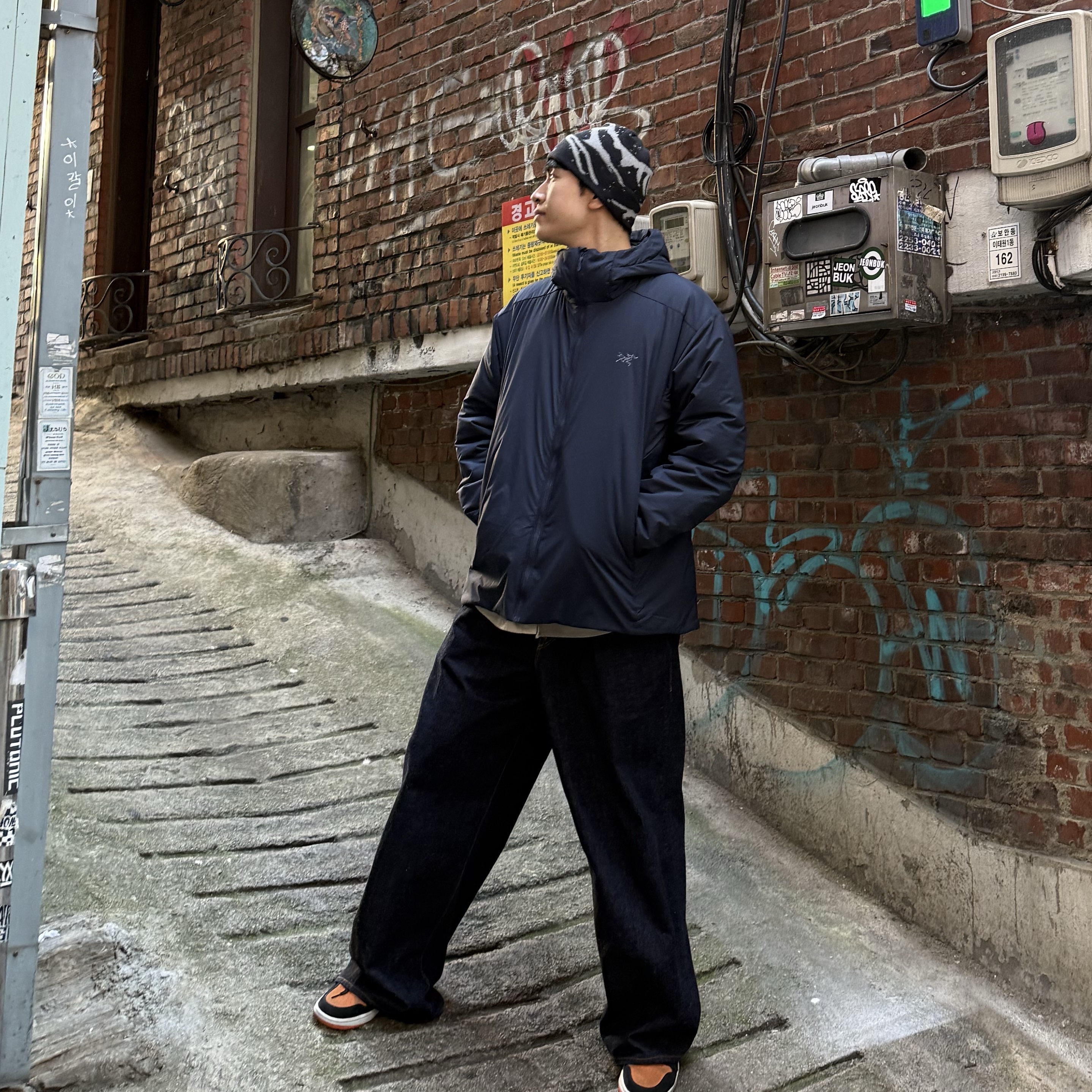 Arc'teryx Atom Hoody Black, Arc'teryx Lightweight Grotto Toque Orca 착용 스타일