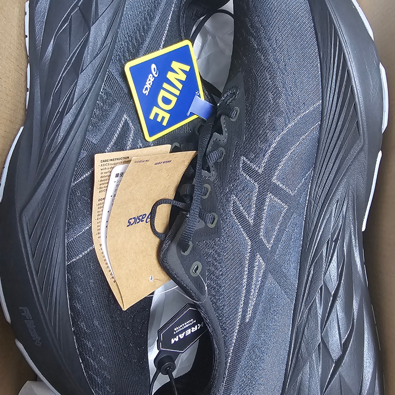Asics Novablast 4 Black Graphite Grey - 2E Wide 착용 스타일