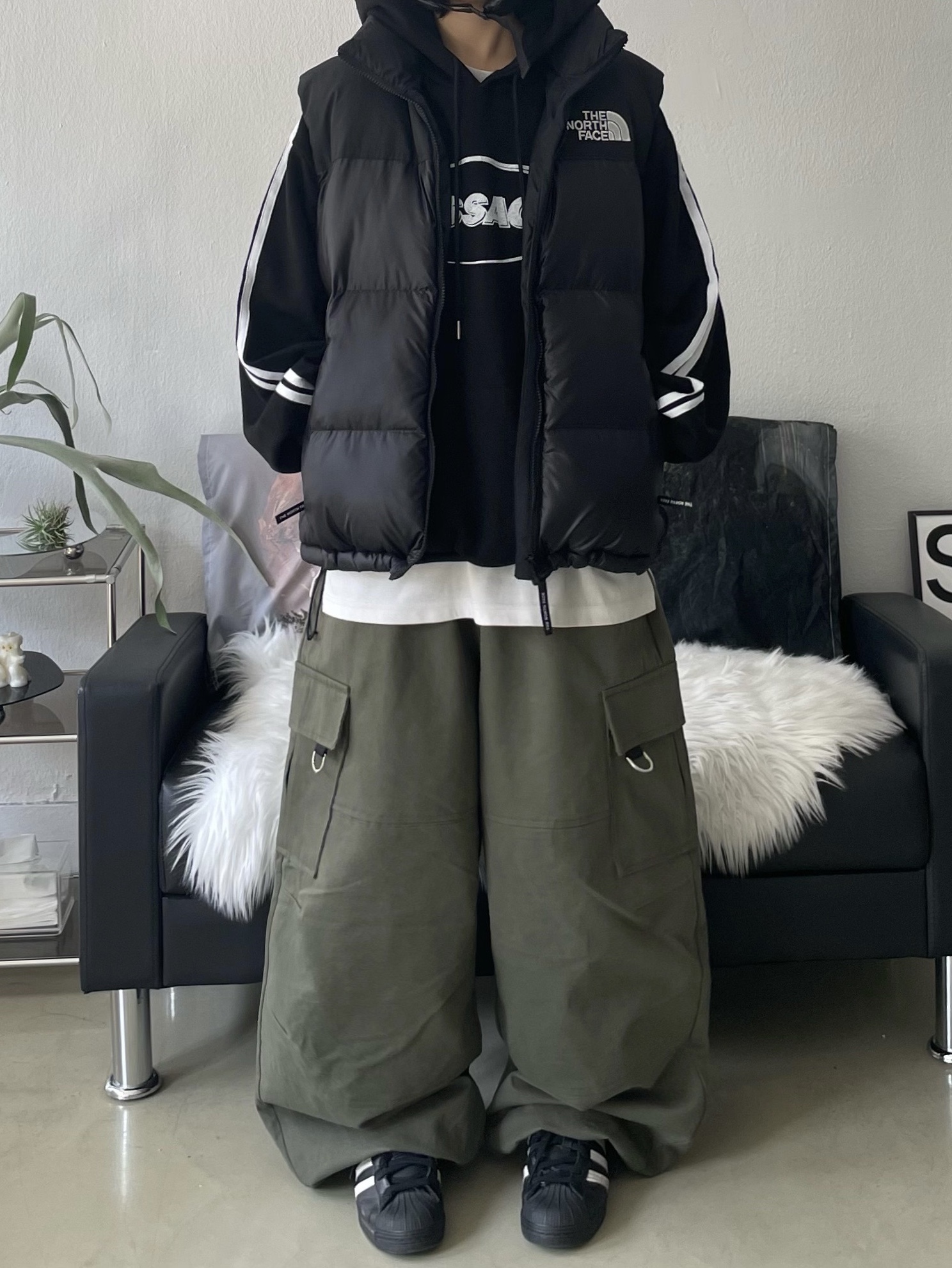 The North Face Nuptse On Ball Vest Real Black, Supreme Featherweight Down Trooper Black - 23FW 착용 스타일 - 5