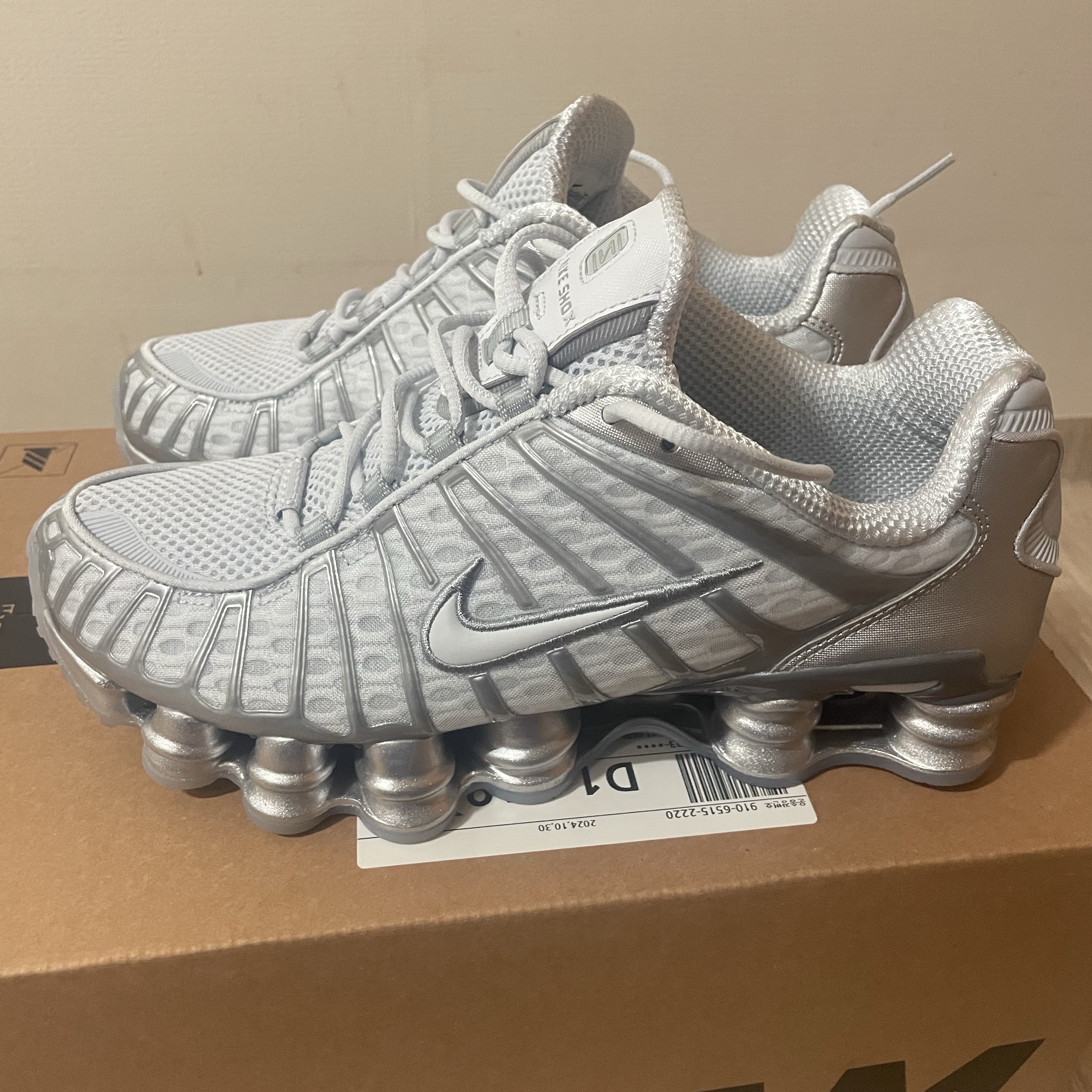 (W) Nike Shox TL Pure Platinum and Metallic Silver 착용 스타일