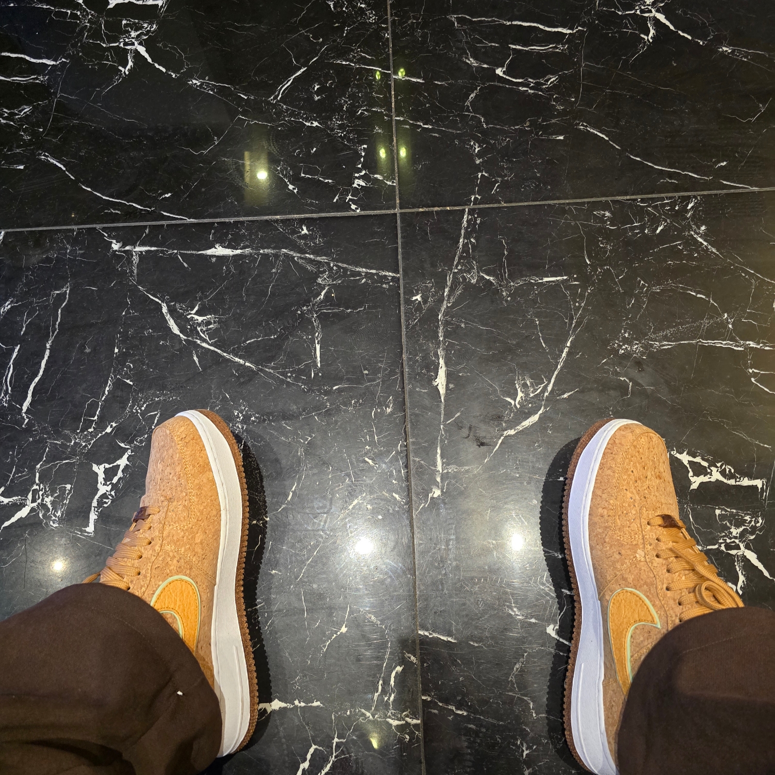 Nike Air Force 1 '07 PRM Pineapple Cork 착용 스타일 - 1