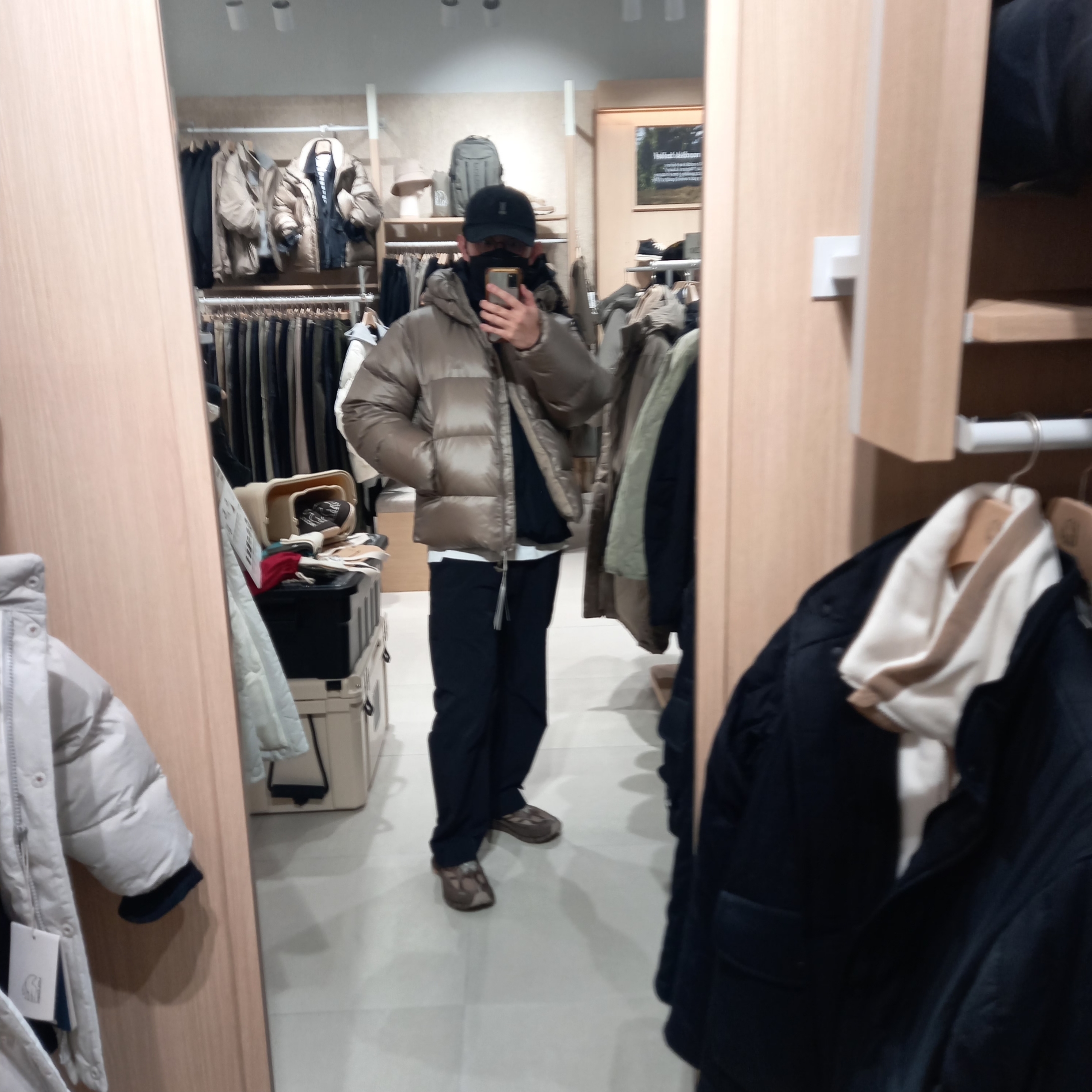 Arc'teryx Cronin Pants Black, Hoka x Satisfy Mafate Speed 4 Lite Rubber 착용 스타일 - 3
