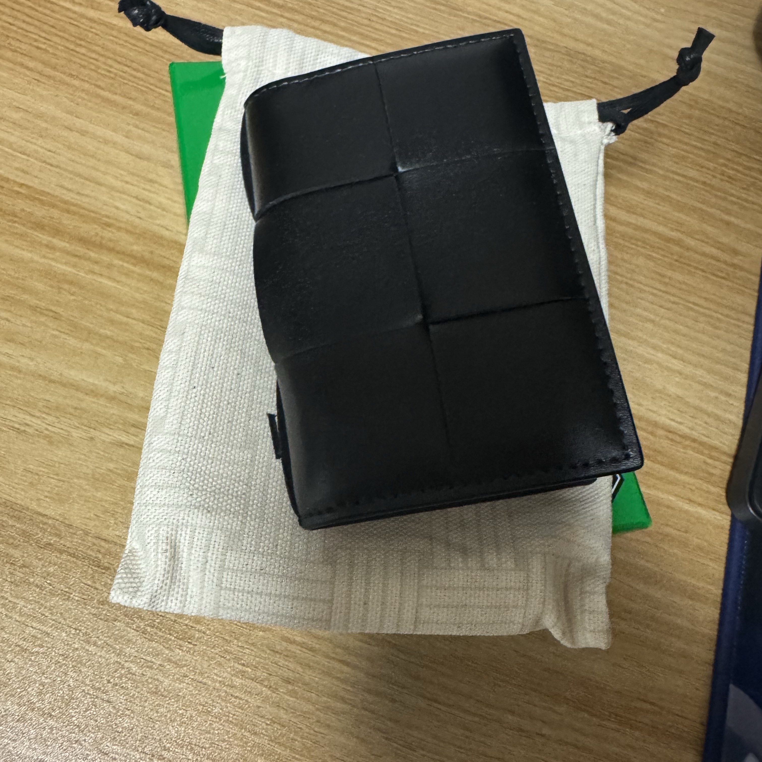 Bottega Veneta Flap Card Case Black 착용 스타일