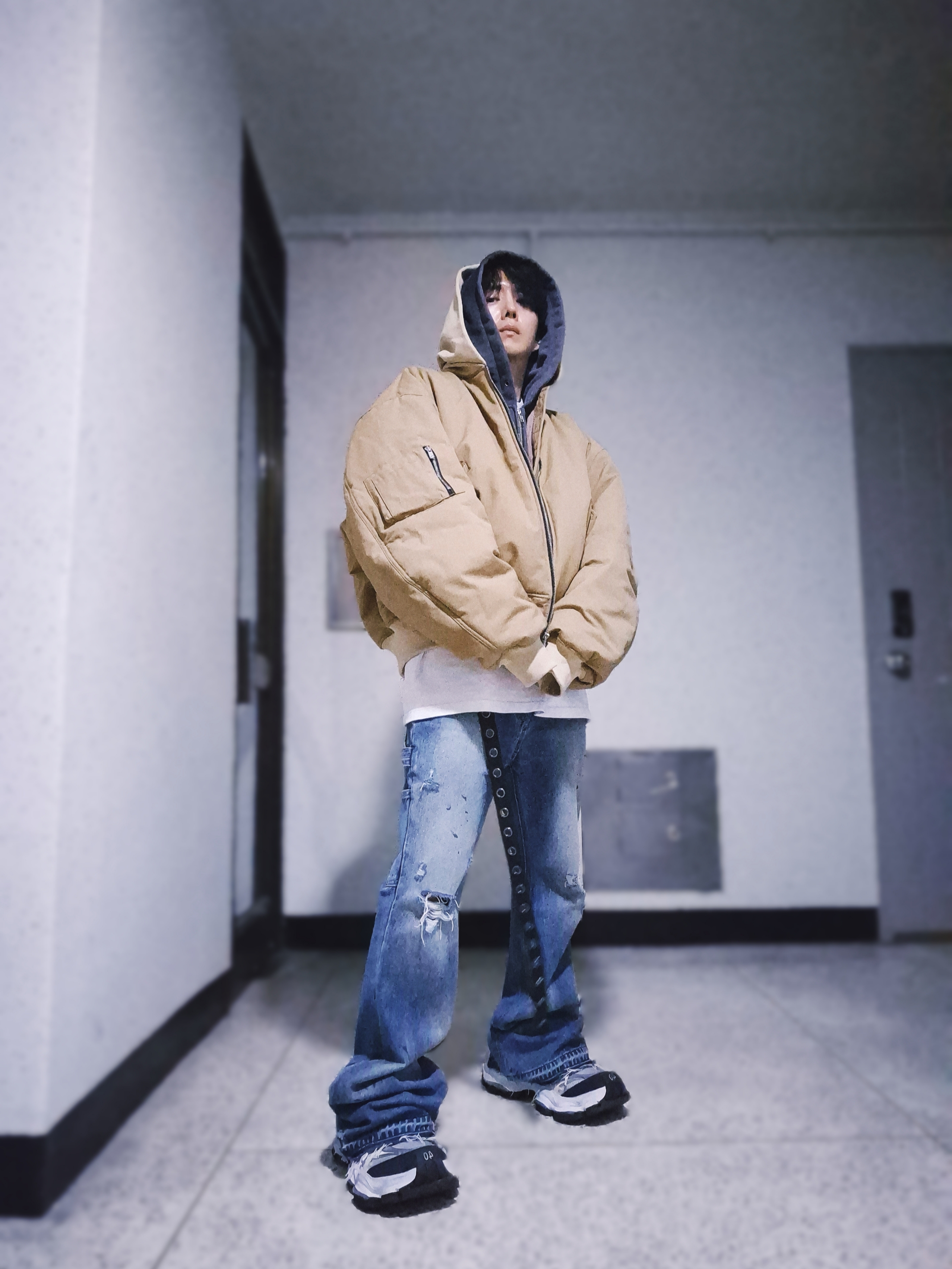Balenciaga Cargo Sneakers White Grey 착용 스타일 - 4
