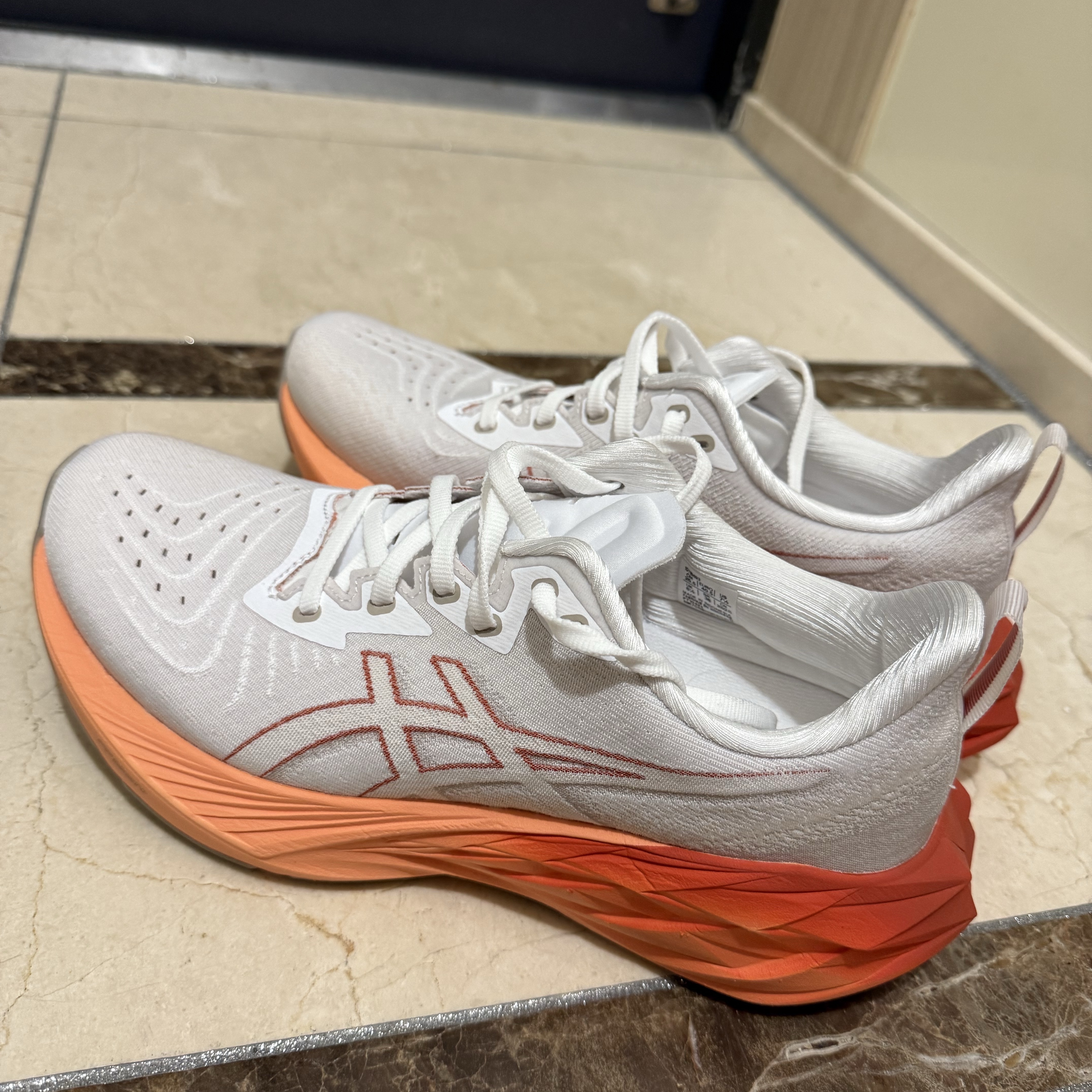 Asics Novablast 4 White Moonrock 착용 스타일