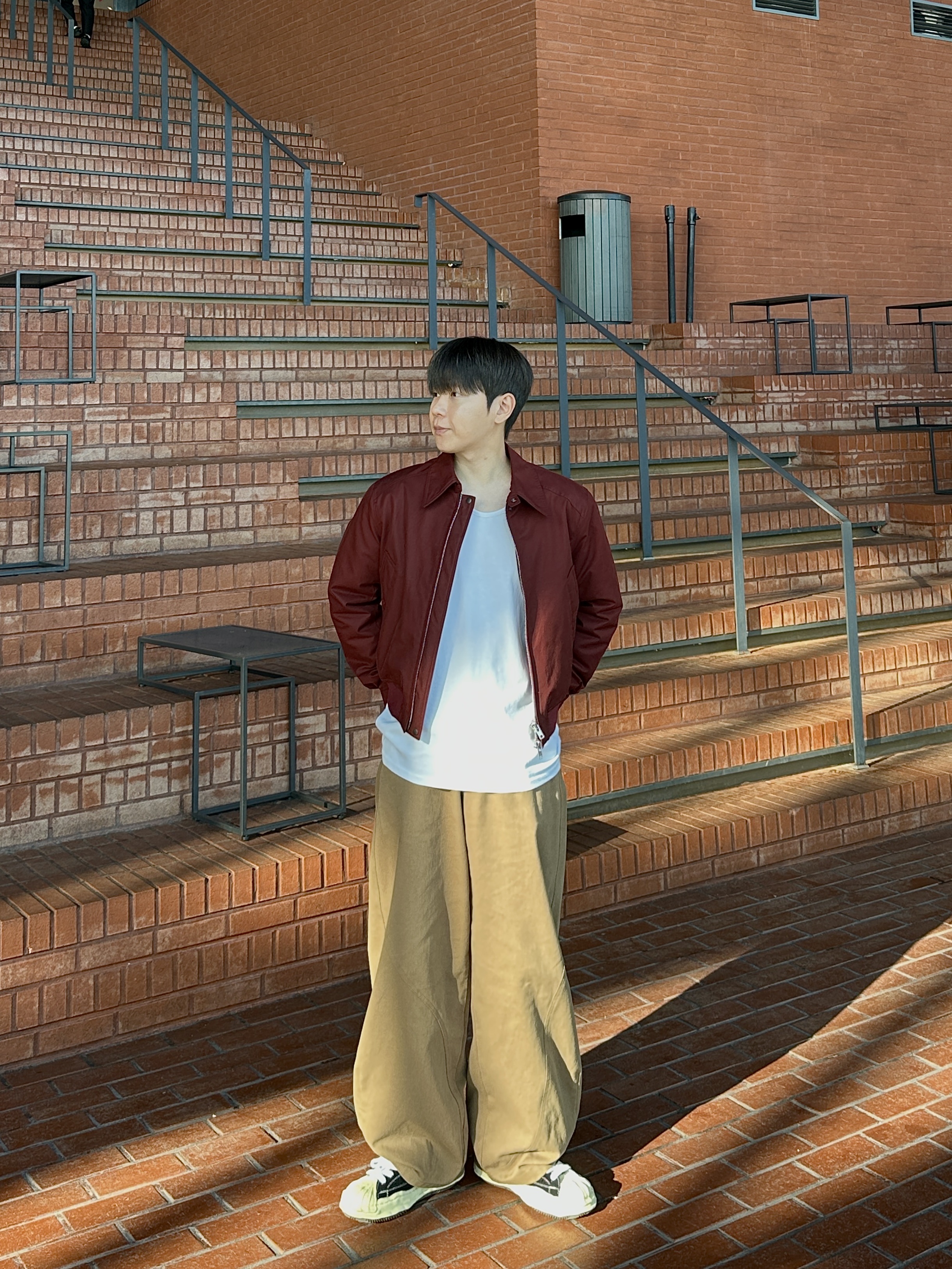 Haleine Padded 3D Detail Short Jacket Burgundy, Waviness Oblique Curved Chino Pants Sand Camel 착용 스타일