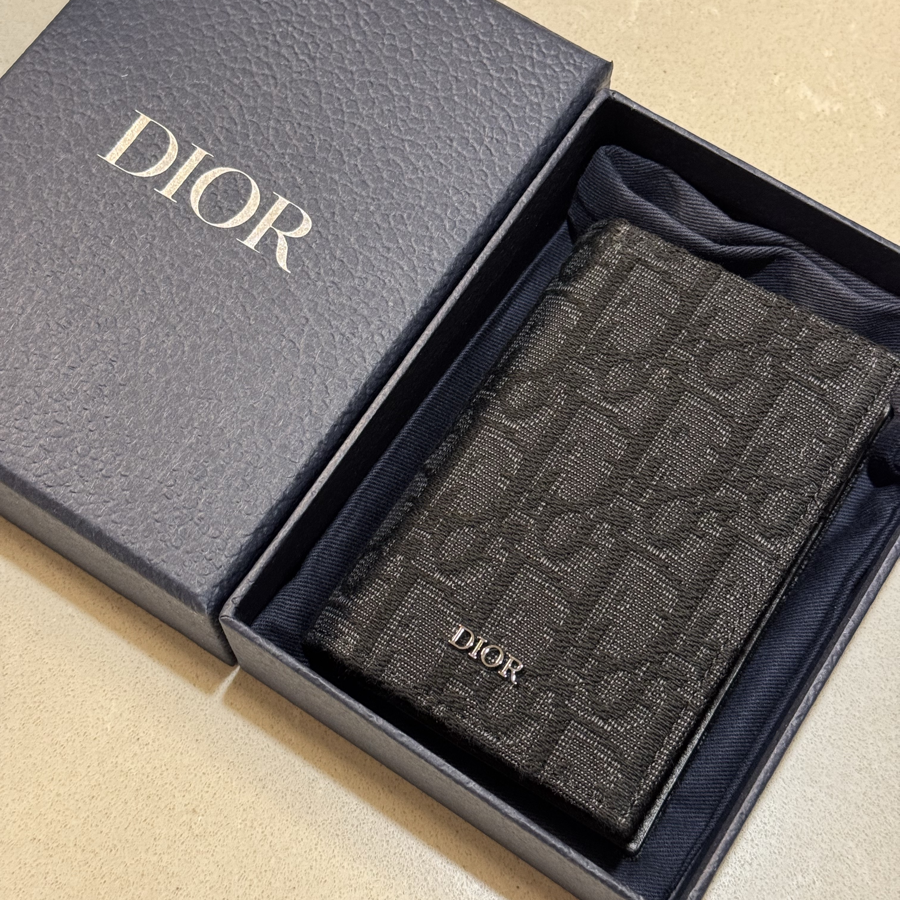 Dior Bi-Fold Card Holder Black Dior Oblique Jacquard 착용 스타일